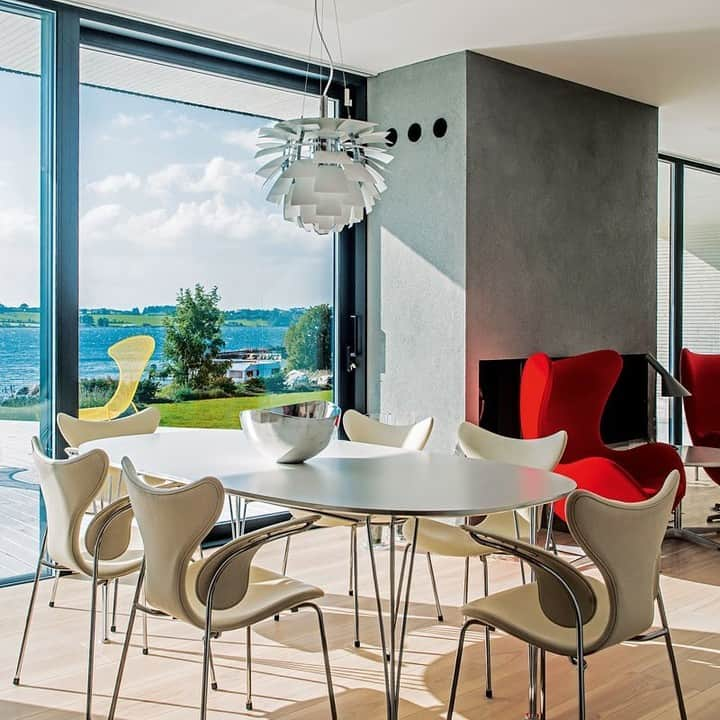 フリッツハンセンさんのインスタグラム写真 - (フリッツハンセンInstagram)「Off white Lily™ chairs make this room as the outdoor view, with lots of curves.   Captured by @danish.design.classics and @jesperraymanley  Explore more via link in bio  #fritzhansen #lilychair #eggloungechair #arnejacobsen #loungechair  #chairs #designchair #diningroom #diningroomdecor #diningroomdesign #diningroomfurniture #프리츠한센 #フリッツハンセン」7月16日 16時00分 - fritzhansen