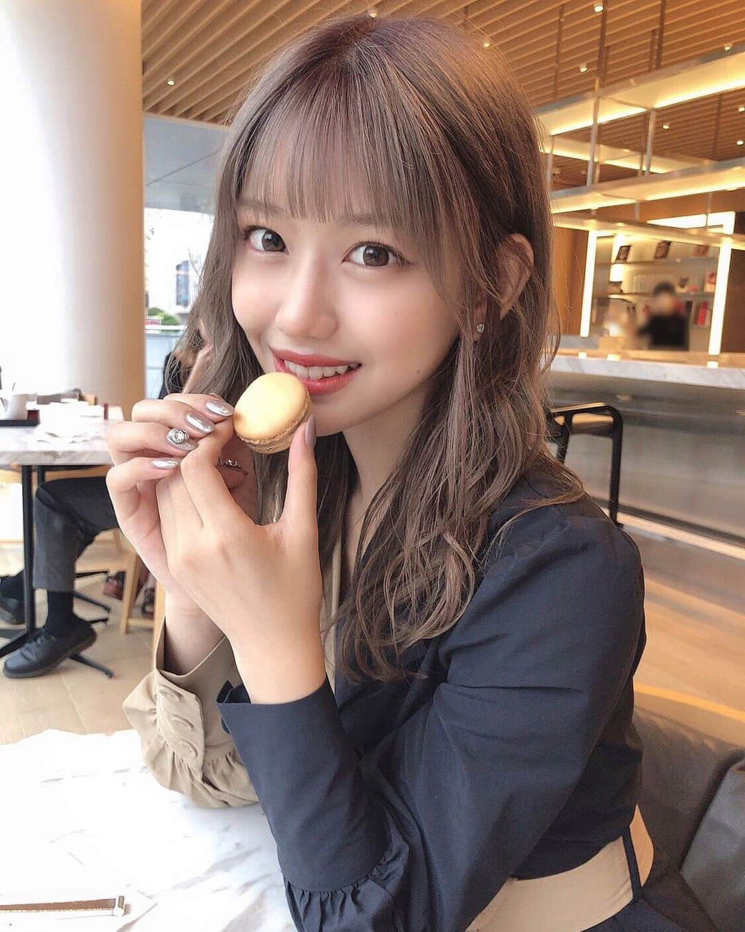 白石まゆみさんのインスタグラム写真 - (白石まゆみInstagram)「🥧﻿ ．﻿ ． 久しぶりに晴れてたから可愛い子とお出掛け❕すごく楽しくて幸せな気分〜☺︎︎︎︎﻿ ．﻿ 2回目バストケア @cret1090 さん行ってきました✌️終わった瞬間実感できる、、ふわふわになってましゅまろみたい🥺✨初回5800円で 全身脱毛も初回8800円になるって❕﻿ ．﻿ #表参道 #表参道カフェ #表参道映えスポット #映えスポット #ピエールエルメパリ #マカロン #ミルクティーベージュ #ハイトーン #rienda  #nail #newnail #💅🏼 #ネイル #ネイルデザイン #オーロラネイル #ストーンネイル #ootd #ootdfashion」7月16日 21時26分 - mayumi.1227