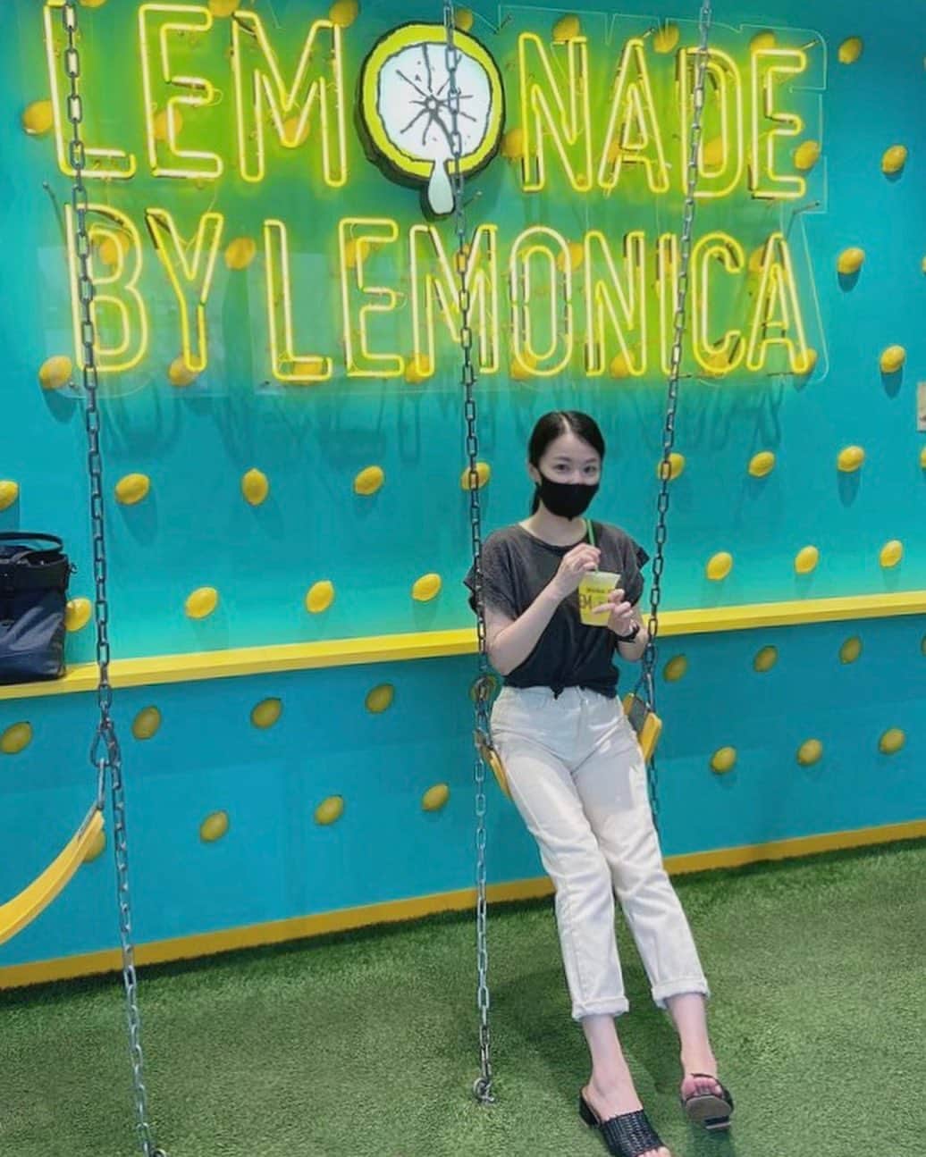 カン・ハンナのインスタグラム：「・﻿ ﻿ ﻿ 夏のレモネードのように爽やかで初々しい気持ちの日々🍋　﻿ ﻿ ﻿ コロナで韓国に帰れなくなり、少し寂しいですけど、韓国にいる家族と友達に会う時まで新しいチャレンジに専念したいと思います。﻿ ﻿ ﻿ ちなみにですが、１年２ヶ月ぐらい全力を尽くして素敵なメンバーたちと準備しているものがあります。私にとっては大きな挑戦ですが、あと３ヶ月で世の中に出てくる、、その最後の準備期間を楽しもうと思います。皆さんにご報告できる日が遠くないと思いますので、ぜひ貴重な応援を頂けると嬉しいです💕　﻿ ﻿ ﻿ ﻿ ﻿ ﻿ ﻿ #東京の夏　#レモネード﻿ #ここのレモネード大好き﻿ #レモニカ　#レモネード専門店﻿ #長い準備期間がそろそろ終わります　﻿ #私の新しい挑戦もぜひ応援してください　﻿ #요즘은정말이지감사한나날 #커밍순 ﻿ ﻿ ﻿ ﻿ ﻿」