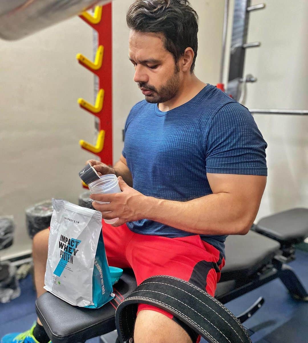 Gaurav Tanejaのインスタグラム：「Post workout nutrition is very important. You need nutrients immmedialy after you have drained every ounce of glycogen from your muscles. The advance is, your body will absorb max amount during this anabolic window. . A mega SALE by @myproteinin is coming up on 17th July only for 3 hours. Keep an eye on my stories and YouTube channel @fitmuscletv for more info. . #fitmusclet #SALE #myprotein #fuelyourambition #myproteinIndia #workout #fit #motivation #muscle」