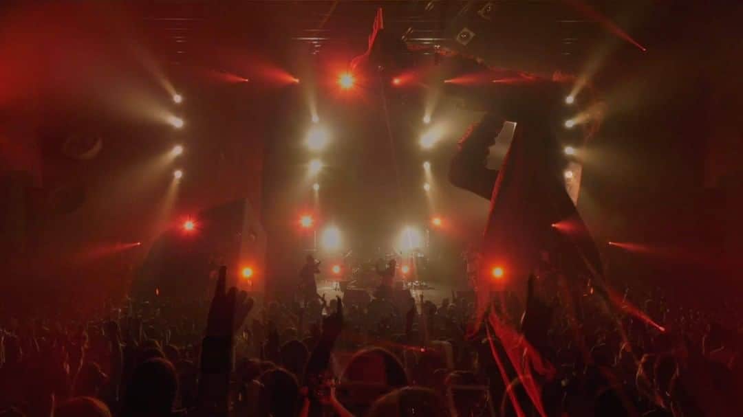 ORANGE RANGEのインスタグラム：「ヒット曲オンパレードの豪華セットリストで構成され、かつ2016年にリリースした『#縁盤』で作り上げたコラボレーションをステージで再現した「#ORANGERANGE LIVE TOUR 016-017 〜おかげさまで15周年! #47都道府県DEカーニバル〜」の締めくくりとなった沖縄市民会館の #レンジのライブ 映像が、7月21日 21:30よりYouTubeプレミア公開▶️ アーカイブ公開はありませんので、ぜひ視聴予約をしてリアルタイムでご覧ください。  https://youtu.be/8VEW3MiGyXU @orangerange_official」
