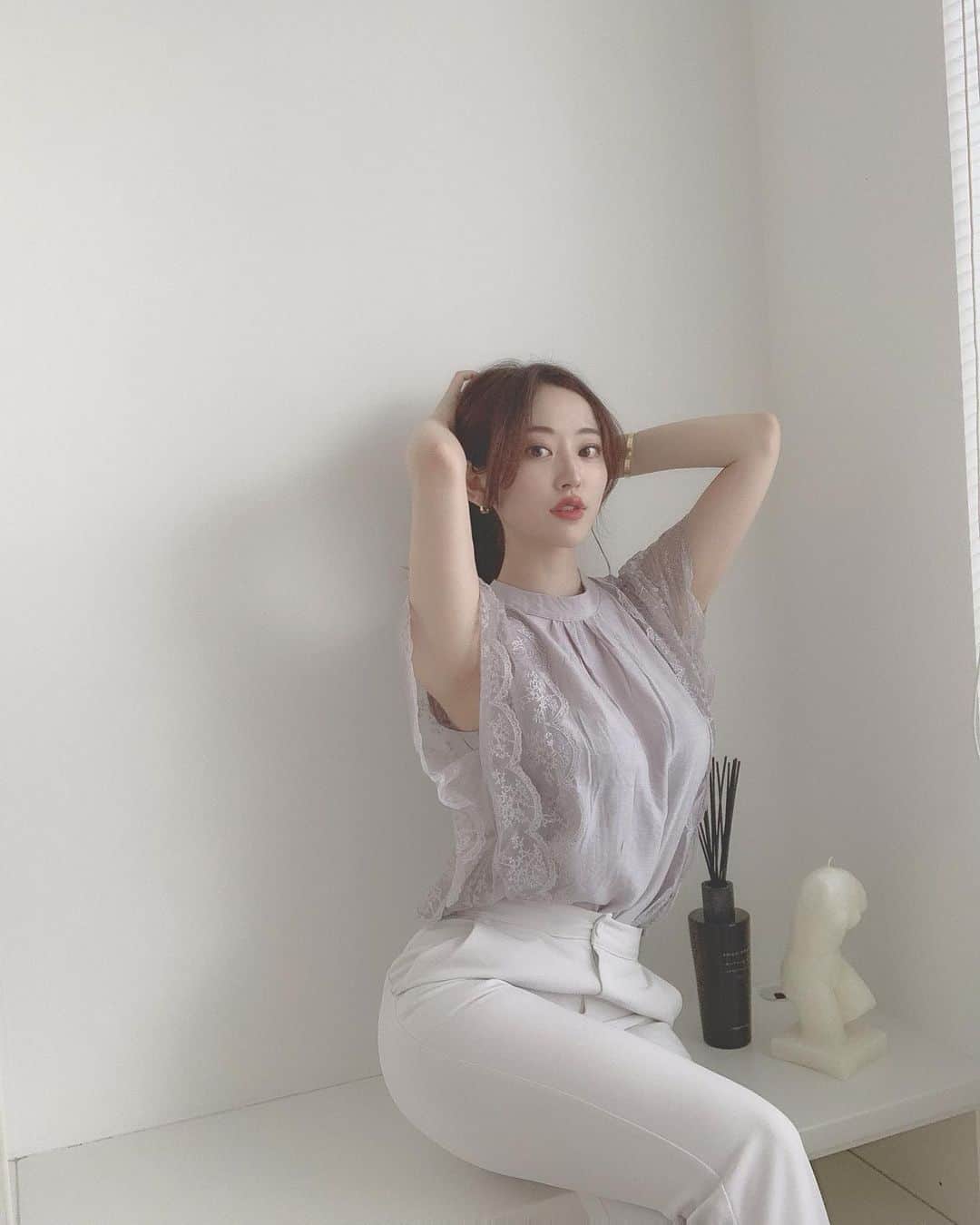 のインスタグラム：「髪の毛ばっさり切りたいけど みんなに全力で止められる😂✂︎  やっぱり切ったら嫌ですか？🥺  今日のコーデのtops、 このグレーとライトブルーの間の 絶妙なカラーが可愛い♡  スカラップレースの部分の デザインで着痩せ効果も◎  もちろん夏でも着れるから、 もっと外に出れるようになったら たくさん着たいなぁ☺︎  #fifth #fifthtl #フィフス #shwf #スカラップレースブラウス #160cm以上コーデ  @fifth_store」