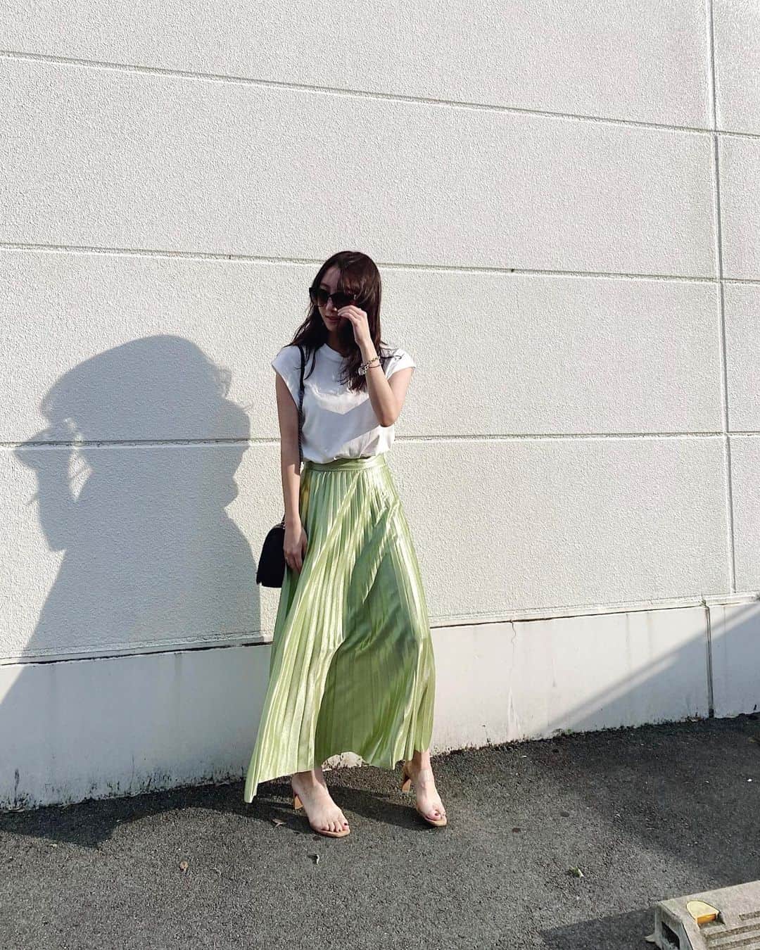 大野真昂のインスタグラム：「☺︎ ・ @u_dresser のプリーツスカート 絶妙なミントグリーンが可愛い🍏 ・ トップスも使いやすすぎて ダークグレーと２色購入した🤍🖤 ・ #udresser #プリーツスカート #ミントグリーン #ペールグリーン #ピスタチオカラー #snidel #スナイデル」