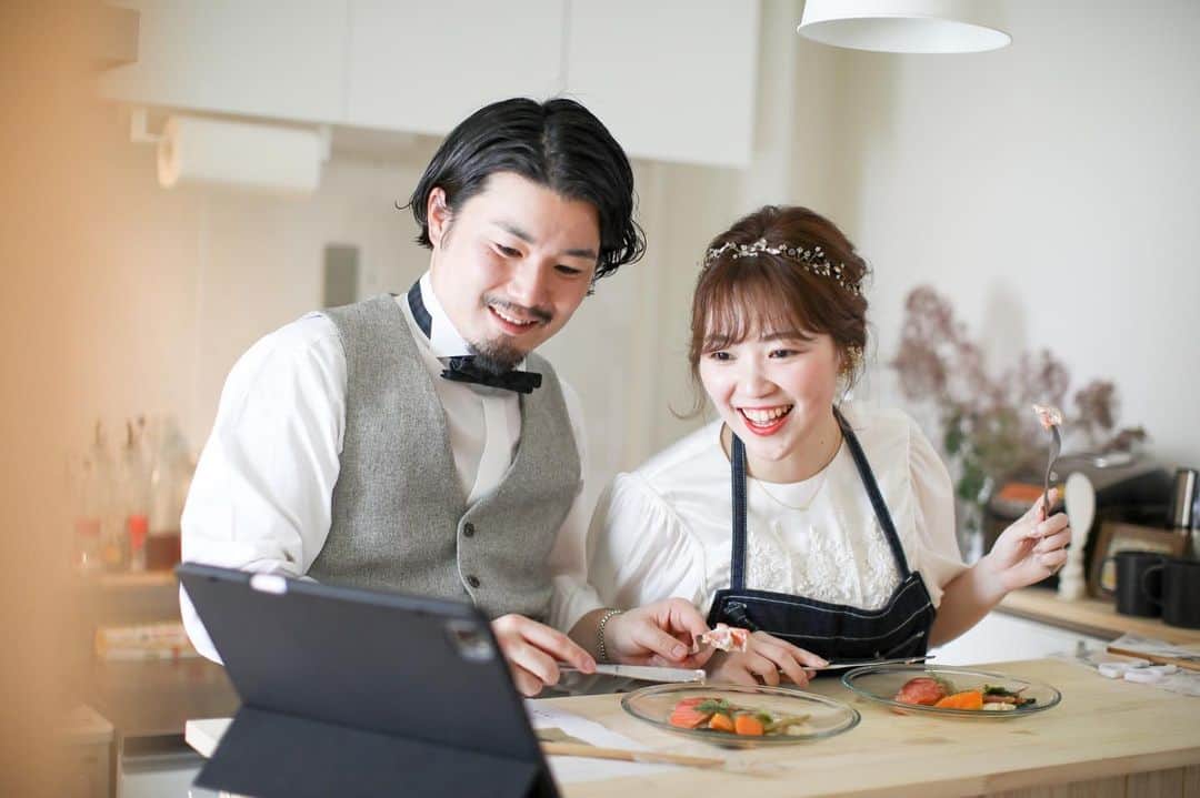 CRAZY KITCHENのインスタグラム：「.﻿ HAKU wedding online”ひとつ屋根の下” /2020.5.24 《The English description is below.》﻿ ﻿ 「 #結婚式を諦めない 」為のオンラインウェディング「HAKU wedding online」にて、ゲスト全員がご自宅で楽しめるお料理をご提供させていただきました。﻿ ﻿ 今回のコンセプトは「ひとつ屋根の下」。﻿ ﻿ オンラインであっても、通常のウェディングで体験できるような特別感のあるコース構成にしつつ、「ひとつ屋根の下」のコンセプトが感じられるよう、人の手の温度が感じられて、あたたかい気持ちになれるお料理をご提案いたしました。﻿ ﻿ ご自宅に届くのは、冷蔵のGIFT BOX。﻿ 一箱にぎゅっとつまった愛情を紐解いて、盛り付ける作業さえ楽しんでいただきたいという想いでお作りしました。﻿ ﻿ ご結婚式当日は、新郎新婦様とゲスト全員で、わいわい料理を盛り付けながら、楽しい時間を過ごしていただけました。﻿ ﻿ 【MENU】﻿ ・ヒオウギ貝のカルパッチョ﻿ ・八幡平マッシュルームのポタージュ﻿ ・サーモンのミキュイ﻿ ・牛ほほ肉の煮込み﻿ ・アマゾンカカオのガトーショコラ﻿ ﻿ -------------------------﻿ 新型コロナウィルス（COVID-19）感染症拡大懸念と日本全体の自粛要請により、結婚式の延期や中止を検討している新郎新婦が増加している背景から、物理的に集まらなくてもオンラインで結婚式が開催できるサービスをいち早く開始した「HAKU wedding online」の結婚式に対する思いに共感し、私たちは料理の提供を開始することにいたしました。﻿ --------------------------﻿ ﻿ At "HAKU wedding online", an online wedding for “Not to give up on holding a wedding ceremony", we offer food that all guests can enjoy at home.﻿ The concept of this time is "living under one roof."﻿ Even if you are online, we have designed a meal course with a special feeling that you can experience a normal wedding ceremony. ﻿ In addition, we proposed a dish that will give you a warm feeling as you feel the warmth of your hands so that you can feel the concept of “living under one roof”.﻿ ﻿ ﻿ CHEF：武本南 by @crazy_kitchen_insta ﻿ ﻿ #crazykitchen﻿ #クレイジーキッチン﻿ #ケータリング﻿ #パーティー﻿ #ウェディング﻿ #コース料理﻿ #ギフトボックス﻿ ﻿ @haku_wedding  #オンラインウェディング﻿」