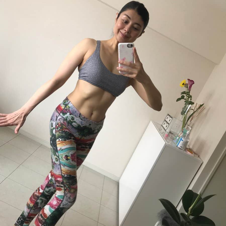 間々田佳子のインスタグラム：「久々にダイエットに挑戦 3週間で5キロ痩せて…  1日であっという間に2キロ戻った…苦笑  記念に写真を上げておこう。  これからの目標は現状維持。  好きなのです。 食べることが…😅  美味しいものを食べながら痩せるコツ いろいろ試していきます！  #間々田佳子」