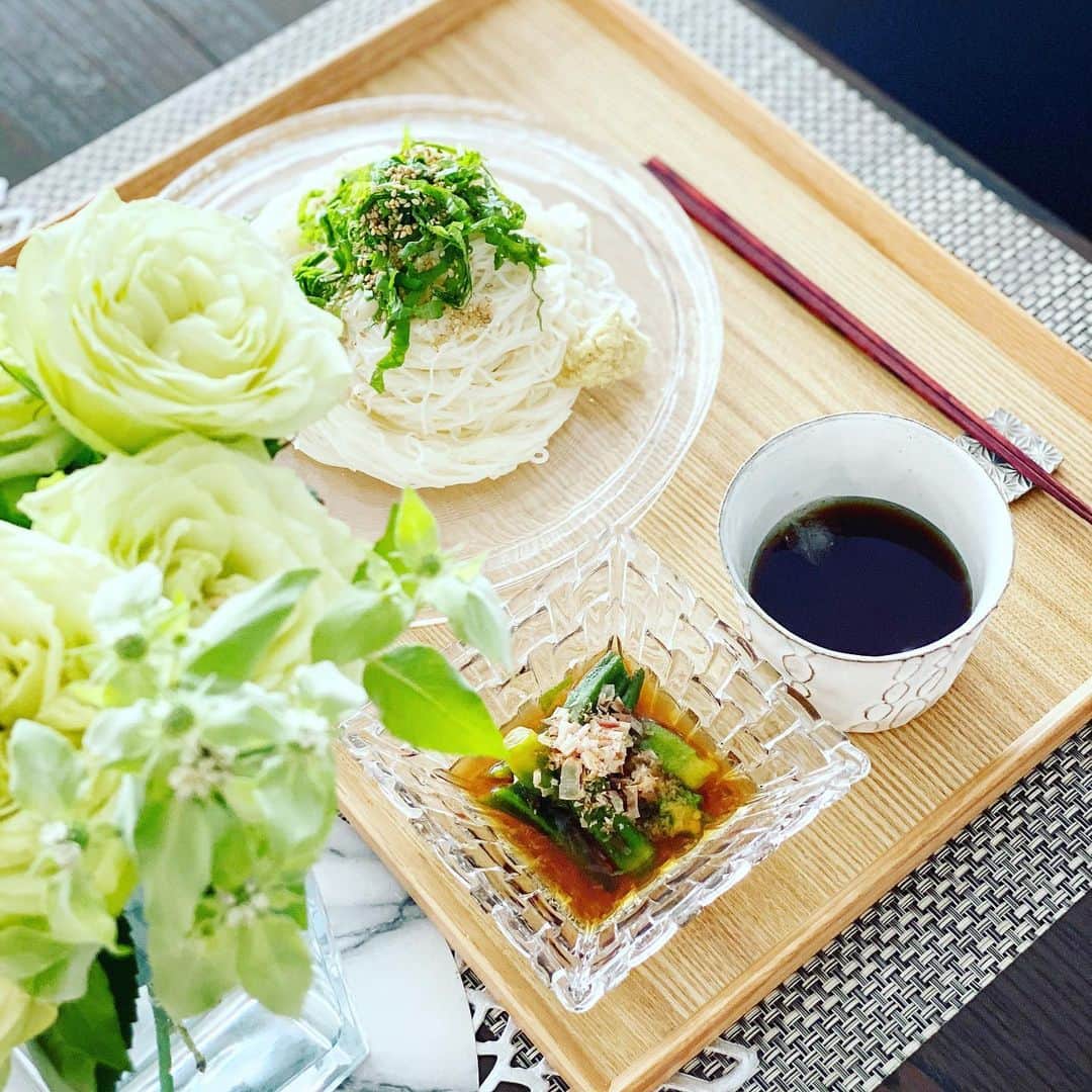 珠洲春希さんのインスタグラム写真 - (珠洲春希Instagram)「ちょっと疲れたので部屋に戻りお昼ご飯。 大好きな「きさらぎの糸」。 すごく細いお素麺なのです。 昨晩作っておいたオクラのおひたし。 (お素麺、多すぎて食べきれませんでした😅)  #お素麺」7月16日 16時07分 - harukisuzu54