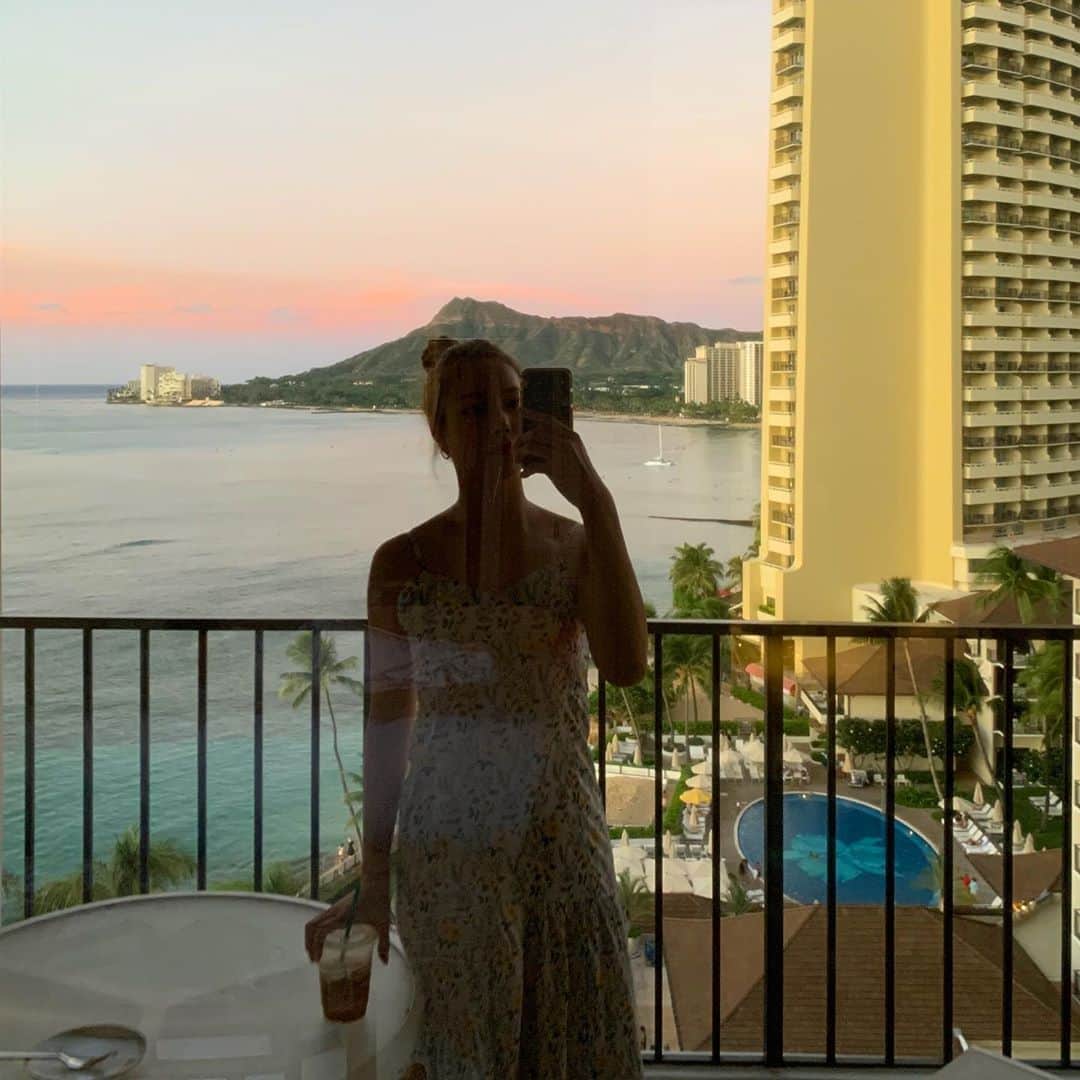 新原愛加のインスタグラム：「. ハワイ恋しい,,🌴🌞」