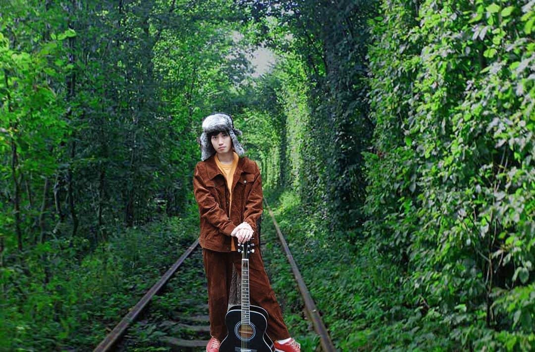 廉のインスタグラム：「【空想世界旅行⑩】ギター片手にウクライナの恋のトンネル」