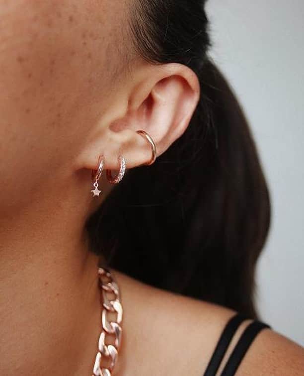 のインスタグラム：「Ear stack essentials, now available in rose gold. ⭐⁠ ⁠ #oreliajewellery #earparty #earstacking #rosegold」