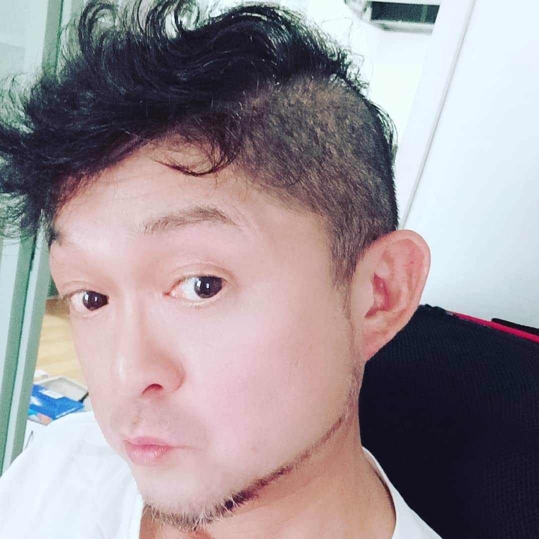 松本隆博のインスタグラム：「。 スビマセン。 早めに酔ってしまって おりますハイ。 今日、買い物行った スーパーではまーまー 髪型見られてました (˙◁˙)(^-^) ～人生遊歩道～」