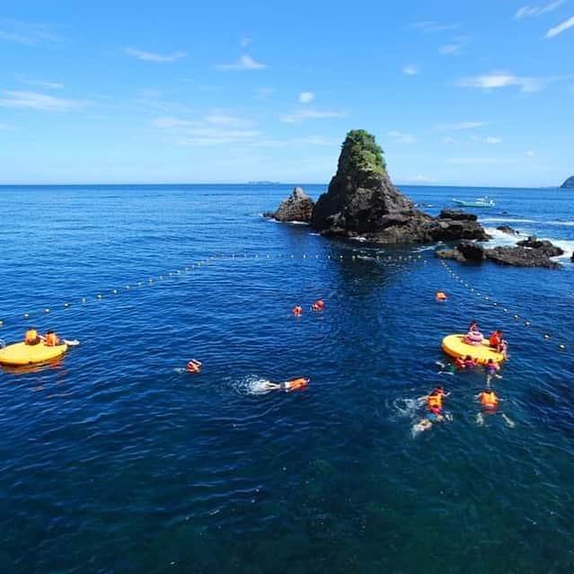 ホテルニューアカオ　熱海温泉＆リゾートのインスタグラム：「今年の夏のテーマは｢とびっきりの笑顔に出会う夏｣‼️待ちに待った夏休みがやってきます✨  海の上に建つホテルニューアカオだからこそできる海を区切っただけの天然プール｢オーシャンプール｣が今年も楽しめちゃいます🐟  期間 7月18日～8月31日 時間 9:00～16:00 宿泊者限定 海洋状況により運営休止」