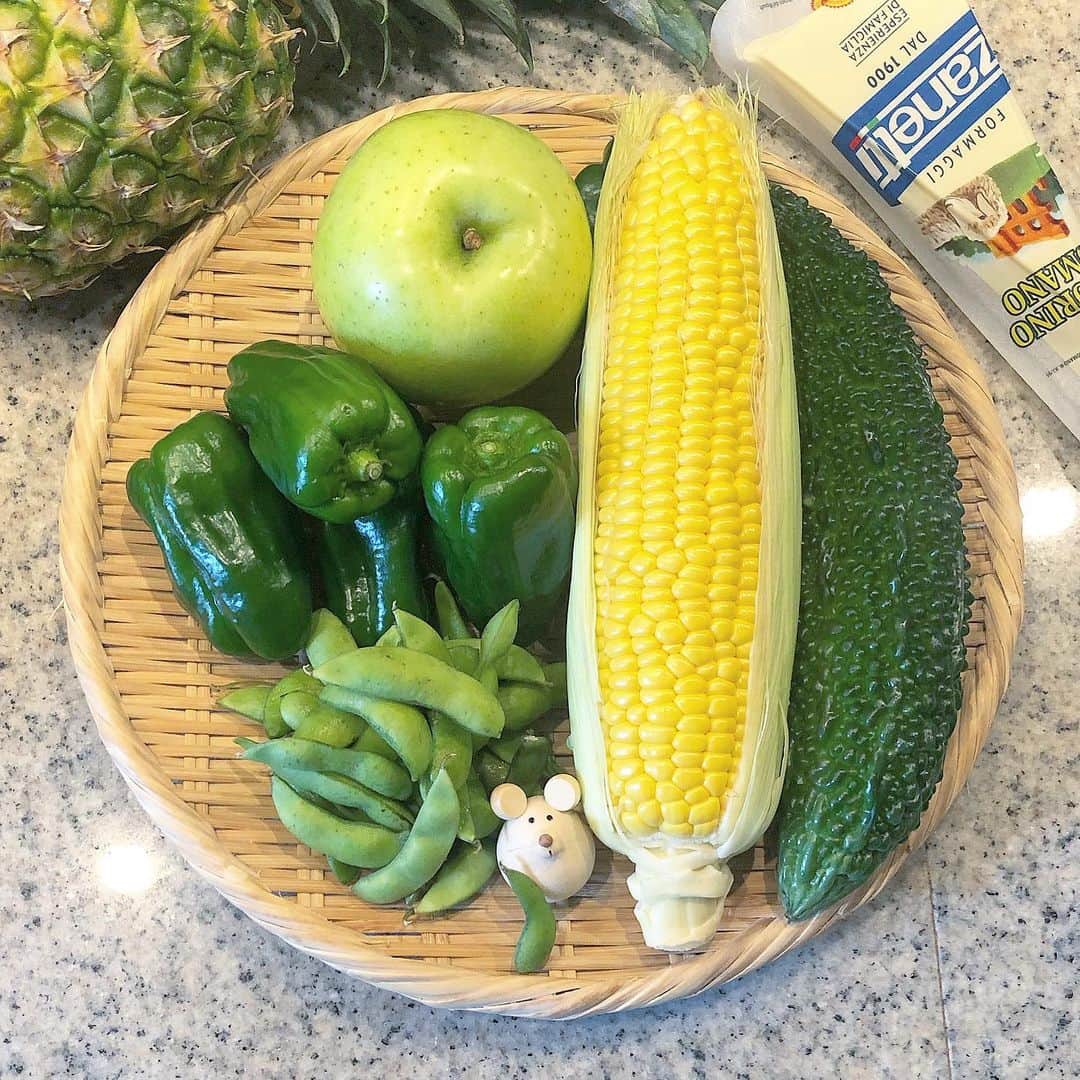 榊山敬代のインスタグラム：「🎐🌽… ・ 今週のはじまりの午前は 週に一度の買い出しの巻  とうもろこしさんゴーヤさん に続きまして茶豆さんも登場  ピーマンさんも袋一杯詰まって お買い得な感じに連れてかえる  今回のお野菜記録撮影は グリーンとイエロー系で  さわやかにパシャリ  チーズはやっぱりと ペコリーノセレクト　 ・ ・ 🧀🤏… ・ ・ さて今日の午前は 住まいの防災点検  ところで  消火器は玄関の棚に仕舞ってるのだけど キッチンには置かないようにあらためて 点検の方からアドバイスいただきました 火の元に置かないのが安全とのことです  防災セキュリティあらためて 見直しキモチあらためるとき ・ ・ ・ #おうちごはん 満喫 #おうち大好き #enjoyhome ・ ・ ・  ・ #夏  #ゴーヤ #お野菜 #防災セット fruits #vegetable  #ピーマン  #りんご #Apple #枝豆 #soy #茶豆#とうもろこし #corn #パイナップル #pineapple #beautiful #cheese #pecorino #チーズ #artist #kitchen #cooking #日本画家 の #お料理こんなもん#green #ネズミちゃんを探せ　#防災」