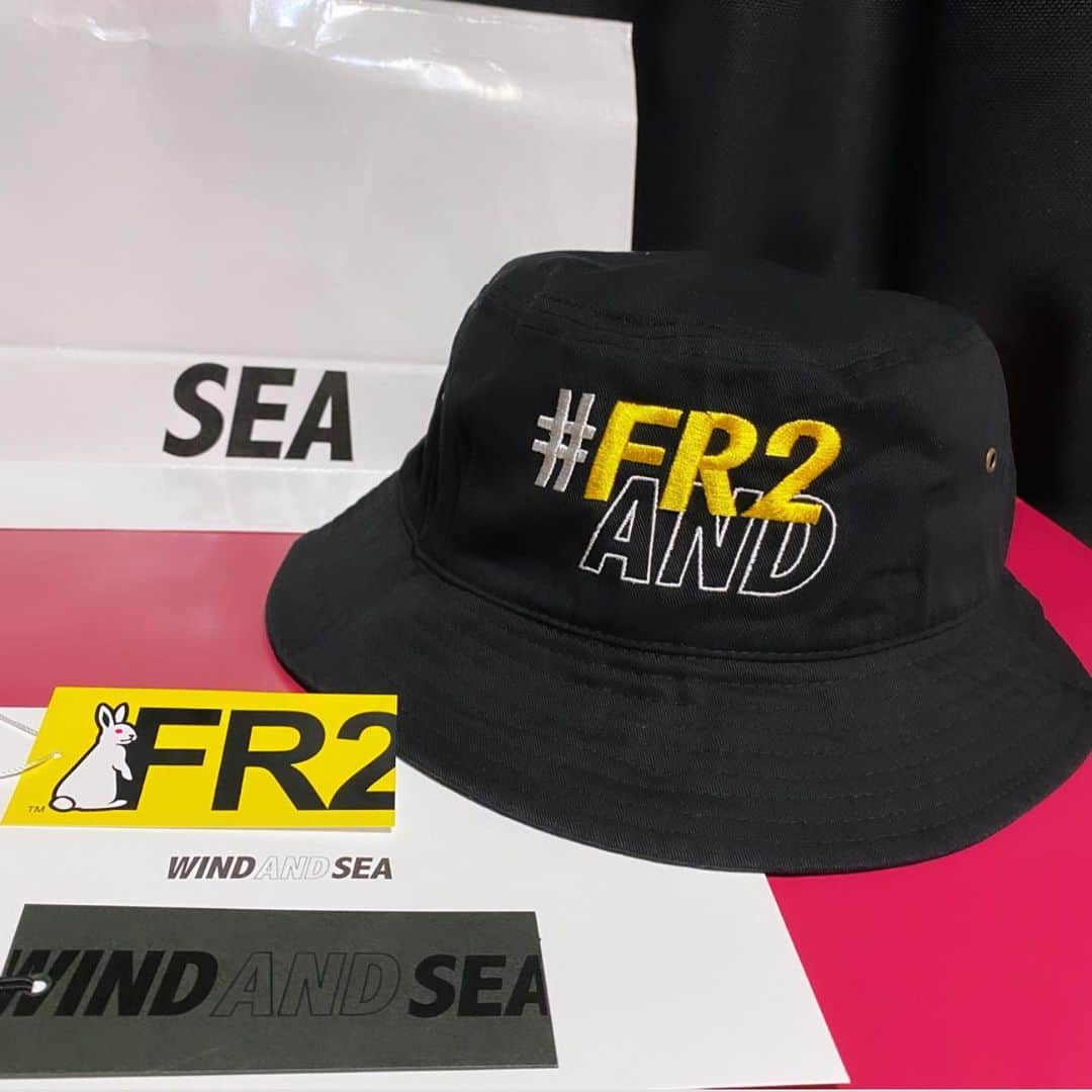 黒いバケットハット AND #FR2 WIND FR2GOLF Paisly Hat ペイズリー