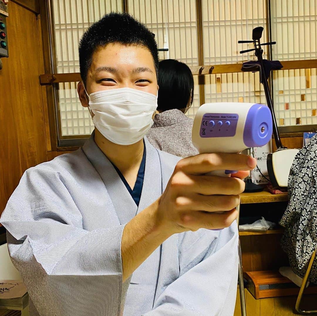 柳家三之助さんのインスタグラム写真 - (柳家三之助Instagram)「嬉しそうに出演者の熱を測る前座警察。 おまえは坂本龍馬か。#rakugo」7月16日 16時48分 - sannosuke