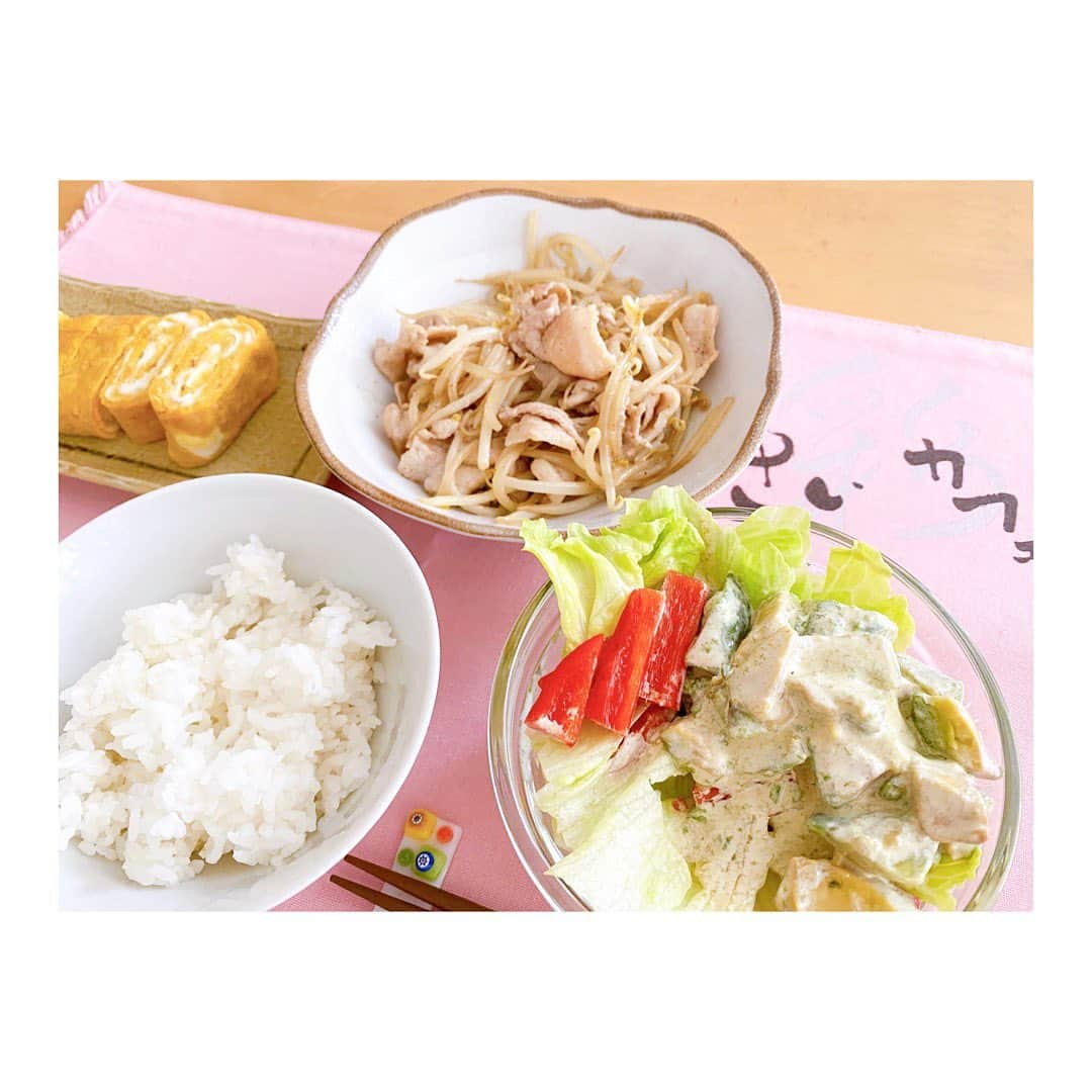 彩香さんのインスタグラム写真 - (彩香Instagram)「＊ #さいカフェ ○ご飯 ○もやしと豚バラ炒め ○玉子焼き ○サラダ 今日は時短料理だけどバランスよく食べられるようにしたよ〜♪ グレープフルーツとバナナも食べました🍊🍌 ＊ ＊ ＊ #朝#朝ごはん#朝食#morning#breakfast#ブレックファースト#朝活#今日の朝ごはん#カロリーオフ#ヘルシー#健康#栄養バランス#ヘルシーメニュー#青森県産#美味しい食材#おうちごはん#おうち時間」7月16日 16時51分 - saika_ringomusume