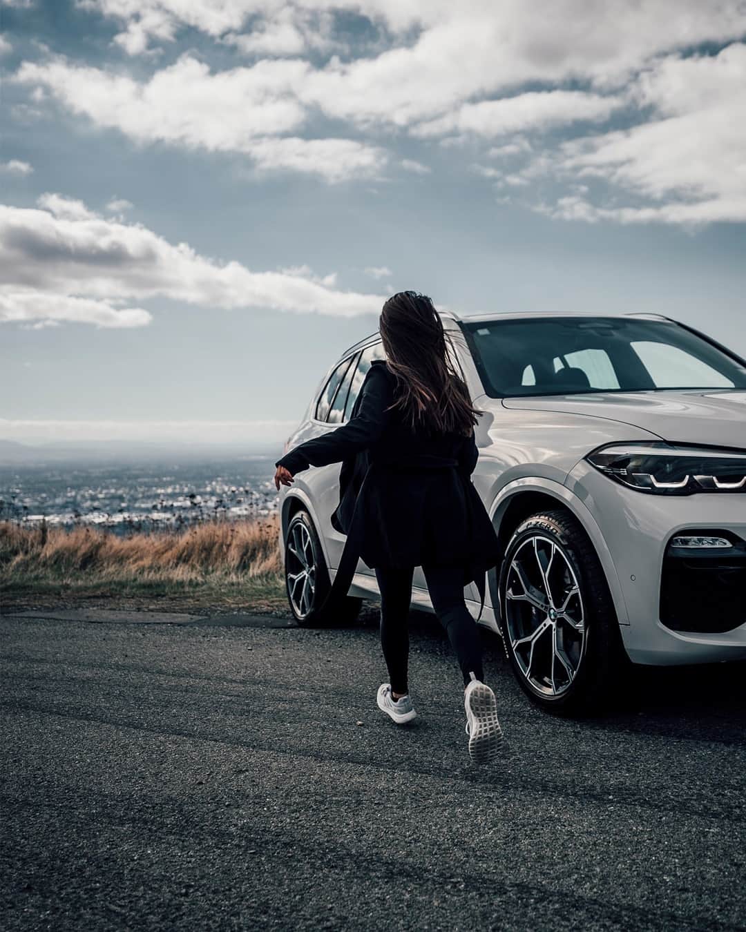 BMWのインスタグラム：「Explore yourself by exploring the world. The BMW X5. #TheX5 #BMW #X5 #BMWrepost @studioinfinitum @milliecossou」
