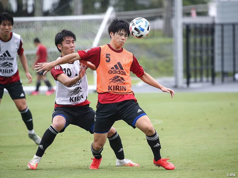 日本サッカー協会さんのインスタグラム写真 - (日本サッカー協会Instagram)「#U19日本代表 候補　紅白戦で充実したキャンプを締めくくる ・ 7月11日(土)から#JFA夢フィールド でトレーニングキャンプを行っているU-19日本代表 候補は合宿4日目の14日(火)、29名の全選手が揃いました。 ・ トレーニングの様子を視察していた#森保一 SAMURAI BLUE（サッカー日本代表）監督から「私たちは皆のことを常に見ています。常に個人昇格するチャンスはあるし、トップのカテゴリーに呼ばれるように頑張って欲しい」と若き代表候補選手たちへ激励のメッセージがありました。 ・ 最終日の7月15日(水)は紅白戦を実施しました。試合前のミーティングにて、#影山雅永 監督から、「戦術面など色々話したが、まずは自分の個性を思い切り発揮すること。ただその中で自分のプレーだけを考えるのではなくて、チームプレーを心掛けることも忘れないで欲しい」と送り出された選手たちは、#SAMURAIBLUE #U23日本代表 スタッフなど、多くの指導者や関係者が見守る中、攻守に激しい展開を見せる試合となりました。 ・ 10月に迫ったAFCU-19選手権ウズベキスタン2020（FIFA U-20ワールドカップ2021インドネシア最終予選も兼ねる）に出場するためのメンバー争いもこれから加速していきます。 ・ #jfa #daihyo」7月16日 17時11分 - japanfootballassociation