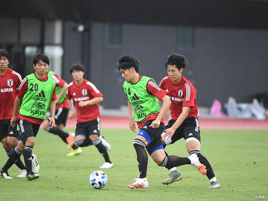 日本サッカー協会さんのインスタグラム写真 - (日本サッカー協会Instagram)「#U19日本代表 候補　紅白戦で充実したキャンプを締めくくる ・ 7月11日(土)から#JFA夢フィールド でトレーニングキャンプを行っているU-19日本代表 候補は合宿4日目の14日(火)、29名の全選手が揃いました。 ・ トレーニングの様子を視察していた#森保一 SAMURAI BLUE（サッカー日本代表）監督から「私たちは皆のことを常に見ています。常に個人昇格するチャンスはあるし、トップのカテゴリーに呼ばれるように頑張って欲しい」と若き代表候補選手たちへ激励のメッセージがありました。 ・ 最終日の7月15日(水)は紅白戦を実施しました。試合前のミーティングにて、#影山雅永 監督から、「戦術面など色々話したが、まずは自分の個性を思い切り発揮すること。ただその中で自分のプレーだけを考えるのではなくて、チームプレーを心掛けることも忘れないで欲しい」と送り出された選手たちは、#SAMURAIBLUE #U23日本代表 スタッフなど、多くの指導者や関係者が見守る中、攻守に激しい展開を見せる試合となりました。 ・ 10月に迫ったAFCU-19選手権ウズベキスタン2020（FIFA U-20ワールドカップ2021インドネシア最終予選も兼ねる）に出場するためのメンバー争いもこれから加速していきます。 ・ #jfa #daihyo」7月16日 17時11分 - japanfootballassociation