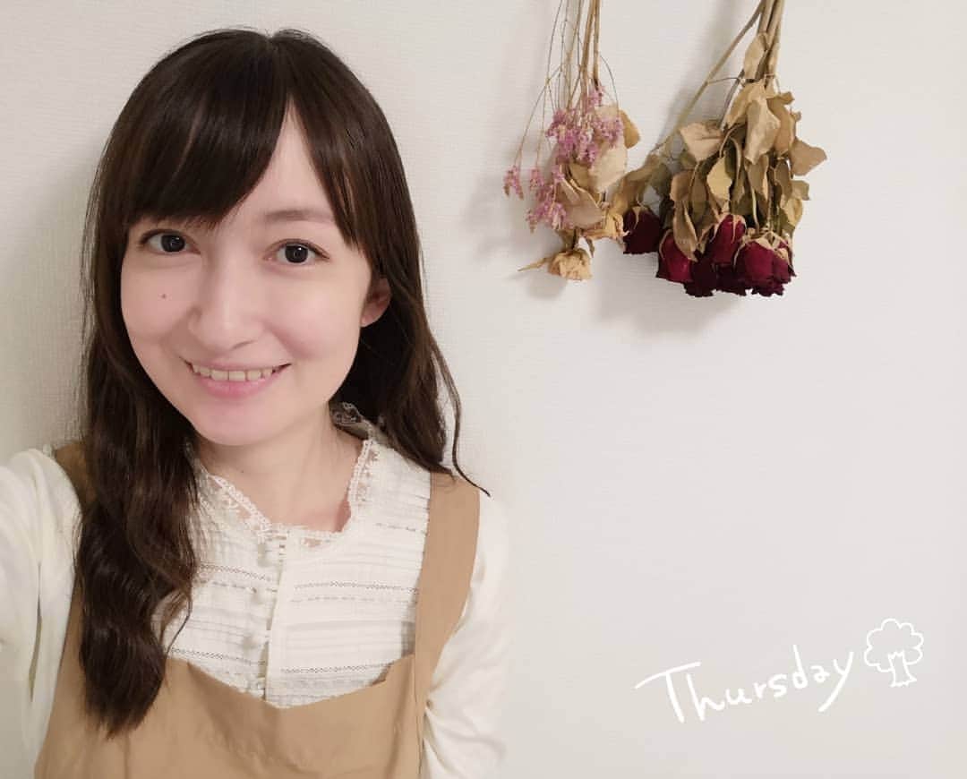 白井珠希のインスタグラム：「* * 先日、もはや何ヶ月ぶりか分からない程久しぶりに電車に乗りました。10ヶ月以上ぶりに、1人っきりの身体で。 お腹にはもう誰もいないけど、確かにこの身体で子どもを育て、そして産んだのだよなぁと不思議な気持ちになりました😌 * 特に人に会ったりする用事ではなかったのですが、せっかくだし軽くメイクをして、妊娠前に着てた服を着れたので！写真に残してみた📷 用事の内容に関わらず、1人での外出は良い息抜きになるのですけど、家で娘と夫が待っててくれると思うと、早く帰りたくもなっちゃう。笑 * * #育児 #赤ちゃんのいる暮らし #赤ちゃんのいる生活 #0歳 #ママコーデ #0歳児 #ドライフラワー #ドライフラワーのある暮らし #ドライフラワーのある生活 #今日のコーデ #2020_spring_baby部 #2020baby #instafashion #fashionsta #instagramjapan #flowerstagram #flowers #dryflower」