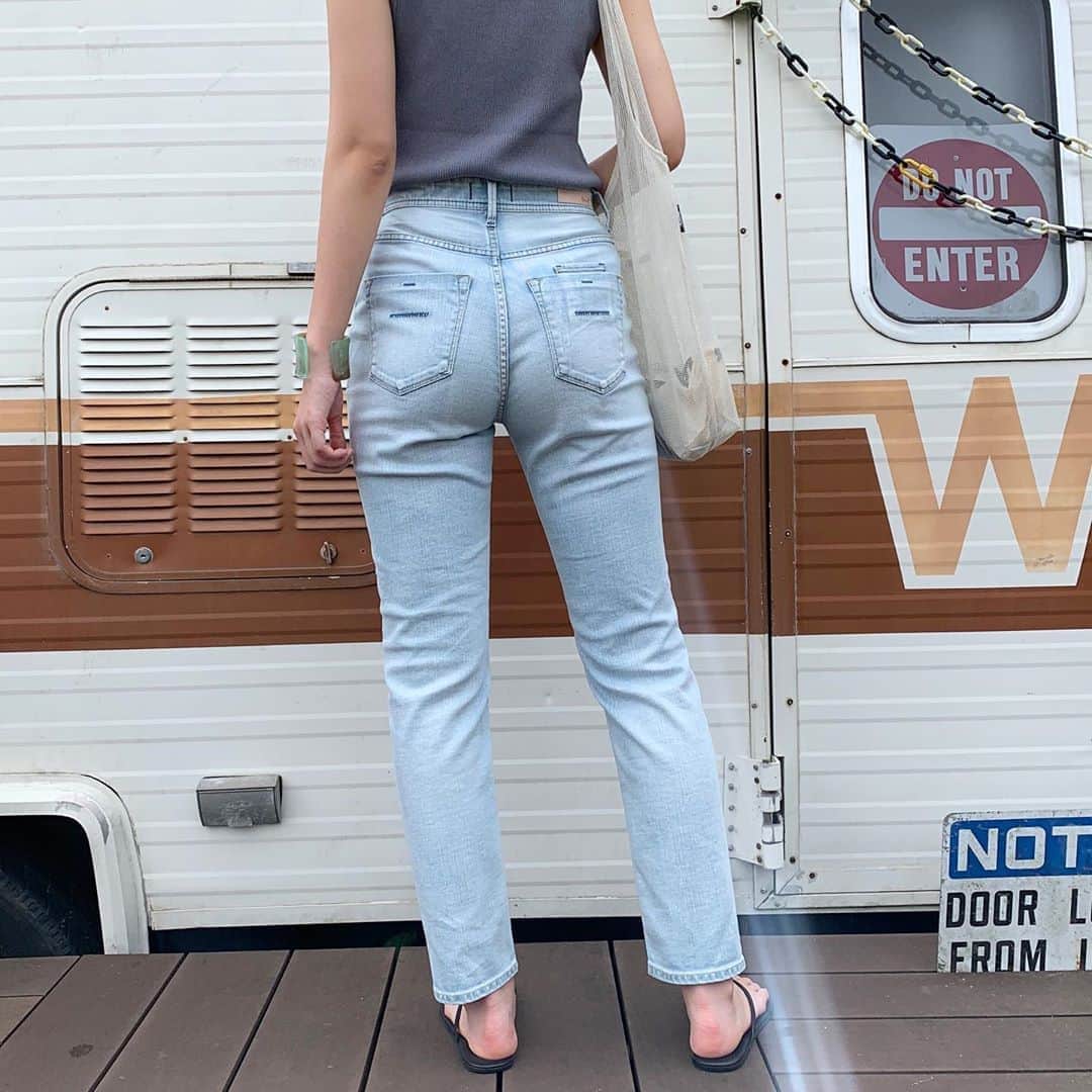 ヤヌークさんのインスタグラム写真 - (ヤヌークInstagram)「． ． -High Waist Ruth- トレンドのシルエットと暑さ対策の両方を叶える、 ハイウェストルース初のリアリーライトデニム。  軽いだけでなく、速乾性に優れているので洗濯後の 乾きも早く、お手入れがしやすい生地なのも嬉しいポイント！ 梅雨の時期に是非オススメしたいアイテムです✨ ． ． #yanuk#ootd#outfit#fashion#cordinate#instagood#love#like #simple #style#denim#style#ヤヌーク#デニム#シャツ#ルース#シンプル #カジュアルコーデ #大人カジュアル#デニムセットアップ#セットアップコーデ#ジーパン#ジーンズ#デニムコーデ#シンプル#ストレート#トレンド#ファッション#今日のコーデ#軽いデニム#ヤヌークスナップ#梅雨コーデ」7月16日 17時05分 - yanuk_official