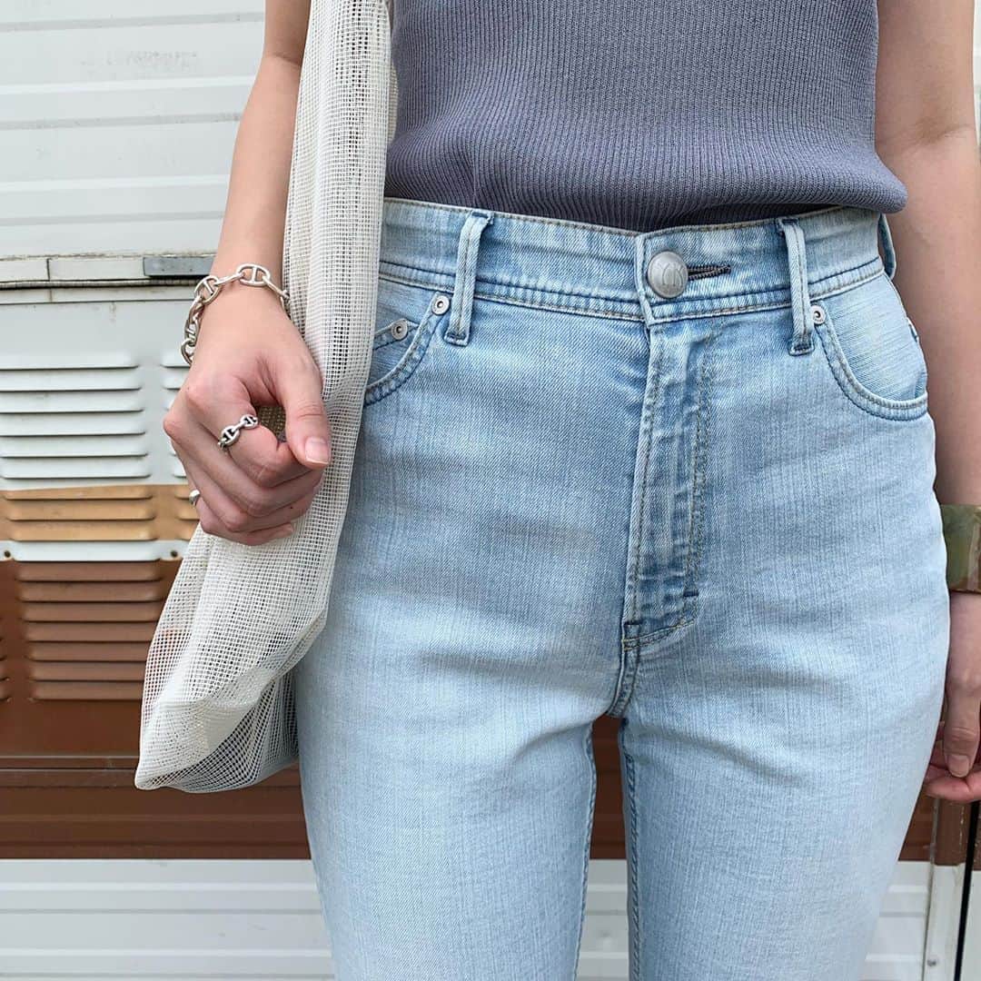 ヤヌークさんのインスタグラム写真 - (ヤヌークInstagram)「． ． -High Waist Ruth- トレンドのシルエットと暑さ対策の両方を叶える、 ハイウェストルース初のリアリーライトデニム。  軽いだけでなく、速乾性に優れているので洗濯後の 乾きも早く、お手入れがしやすい生地なのも嬉しいポイント！ 梅雨の時期に是非オススメしたいアイテムです✨ ． ． #yanuk#ootd#outfit#fashion#cordinate#instagood#love#like #simple #style#denim#style#ヤヌーク#デニム#シャツ#ルース#シンプル #カジュアルコーデ #大人カジュアル#デニムセットアップ#セットアップコーデ#ジーパン#ジーンズ#デニムコーデ#シンプル#ストレート#トレンド#ファッション#今日のコーデ#軽いデニム#ヤヌークスナップ#梅雨コーデ」7月16日 17時05分 - yanuk_official