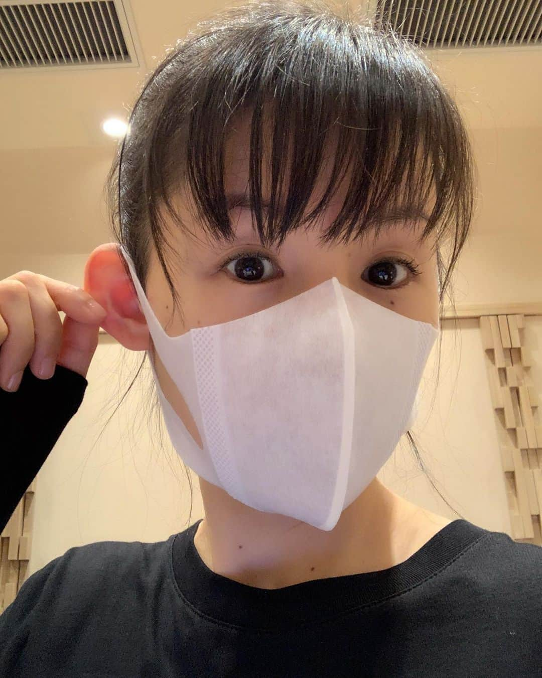 小西真奈美さんのインスタグラム写真 - (小西真奈美Instagram)「仕事に集中していて 頭が熱いなぁと思ったら 耳まで真っ赤に😵  もちろんすぐに冷房を効かせて マスクも取って 水分補給と深呼吸と。  でもおかげさまで素敵な作品、 出来てきてます。 お楽しみに☺️  #室内熱中症にお気をつけて」7月16日 17時07分 - manami.official