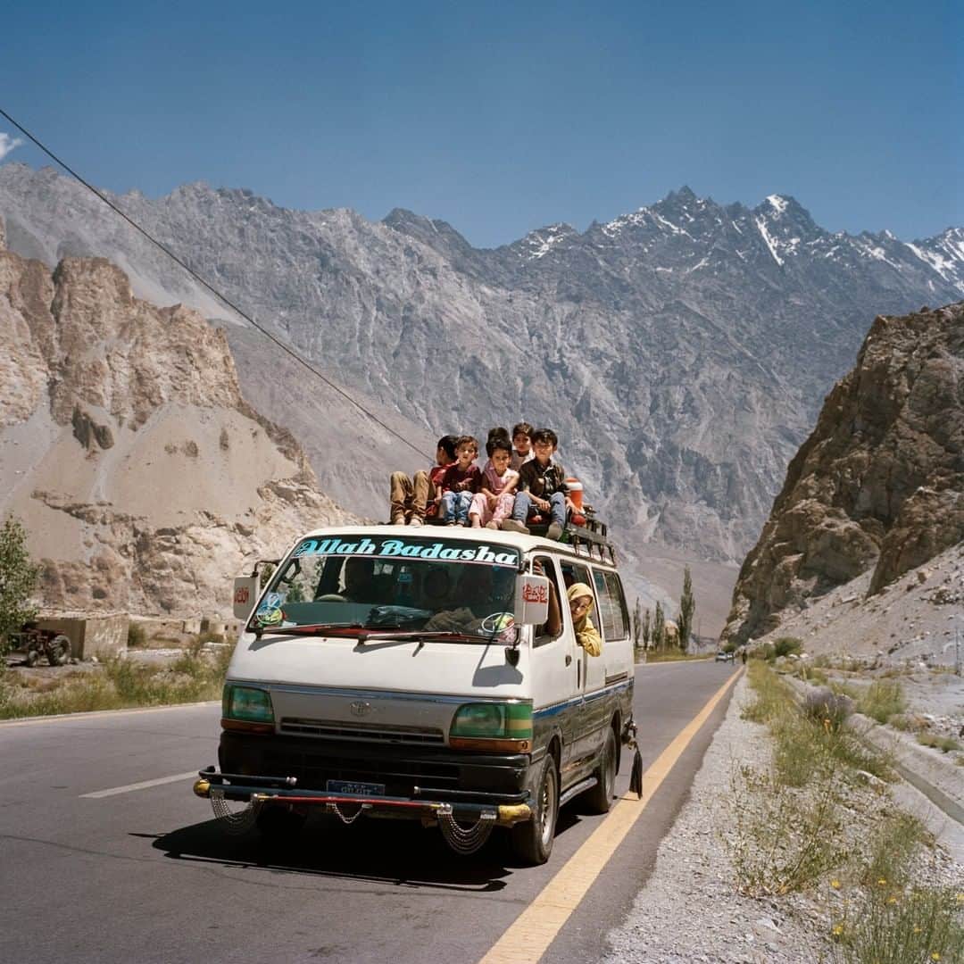 National Geographic Travelさんのインスタグラム写真 - (National Geographic TravelInstagram)「Photo by @sarahyltonphoto  A van travels through the Hunza Valley in northern Pakistan. This was one of the most magnificent regions I’ve ever photographed. I still dream of the crisp air, mountain ranges as far as the eye can see, and the warm-hearted people. For more stories follow me @sarahyltonphoto. #Pakistan #Hunzavalley #mountainrange」7月16日 17時08分 - natgeotravel