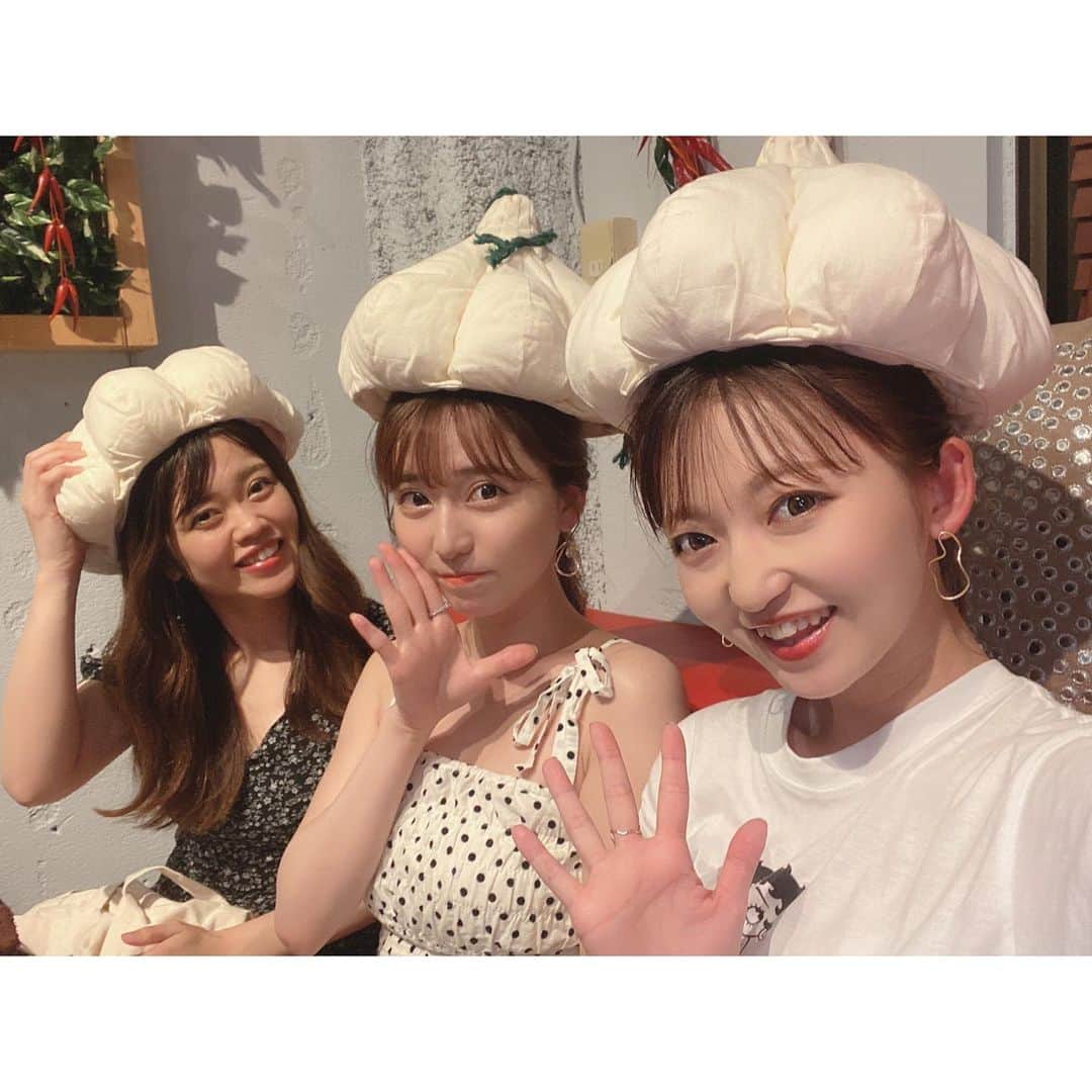 のインスタグラム：「激辛&にんにくの会🧄🌶🖤  生まれて初めてあんなに辛いもの食べた💀🤍  そしてにんにく帽子何回見てもにやける🧄w  楽しすぎる夜でした(°▽°)」