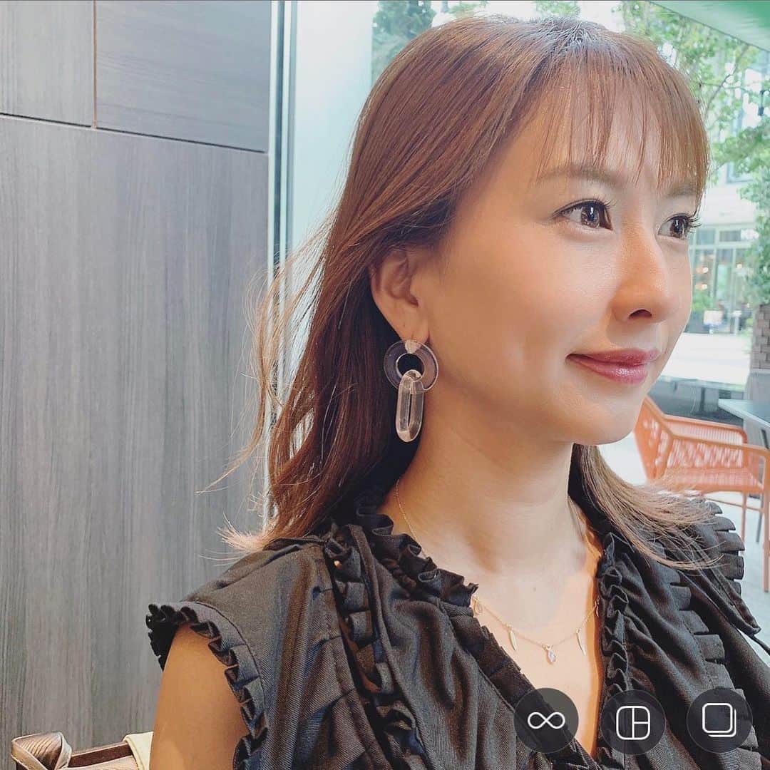 澤田南のインスタグラム：「🍉♥︎︎∗︎*ﾟ ちゅるんちゅるんっ♡ 夏を先取りして涼しげなクリアピアス でも今日は気分だけじゃなく 過ごしやすいのでありがたいですね . .  @genic_jewelry のアクセサリーが かわいくって最近いつも一緒🙈 カラフルな天然石を使ったアクセも豊富で 見ても着けても気分が上がります💞 . . 今日は事務所で生島企画室チャンネルの収録をしました またお知らせします♡ . #天然石アクセサリー」