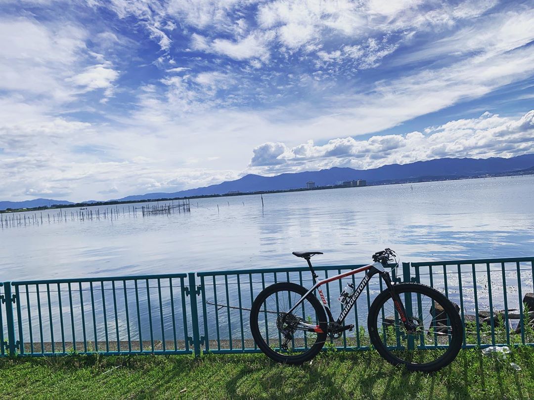 沢田時のインスタグラム：「Easy ride for weekend 👍 #teambridgestone #滋賀県 #琵琶湖 #サイクリング日和」
