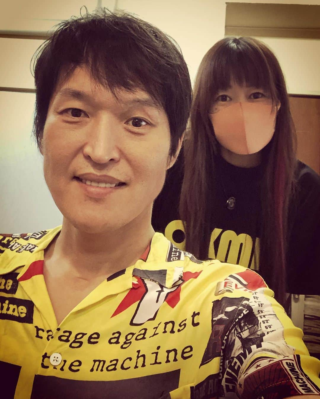 杉本知香さんのインスタグラム写真 - (杉本知香Instagram)「ジュニちゃん、15年ぶりにパーマかけました😆 2005年当時は全体ゆるめパーマでオールバックでかっこいい感じに✨ 今回はトップにボリューム出るように つむじのまわりだけパーマ✨ セットしてもしなくても、どちらでもいい感じのふんわり楽チンヘア😊  #中目黒美容室 #部分パーマ #千原ジュニア#千原兄弟 #チハラトーク#にけつッ」7月16日 17時18分 - sugimotoc