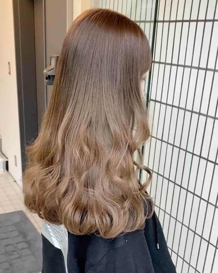中山　祐人のインスタグラム：「加工無し！ 【ブリーチ無しミルクティーグレージュ】 初回新規割あり☆ カット¥5700 カットカラー¥10000 カットカラーoggiottoトリートメント¥13000〜 ・ 原宿店、表参道店、池袋店全てご利用になれます😊 ご希望の店舗とお時間、メニューを記載の上お気軽にDMください✂︎ ・ 所要時間は1時間半程です！ 最近は初カラーの人も多いです🌸 ・ また、全ての店舗で常に求人募集しています！ 美容師の方もお気軽にご相談ください！ サロン見学も行っております😊 ・  #ブリーチ無し#ミルクティーベージュ#グレージュ#ミルクティーグレージュ#池袋美容室#原宿美容室#表参道美容室#明治神宮前美容室#美容室求人#美容師求人#池袋美容室求人#原宿美容室求人#表参道美容室求人#oggiotto#n.#イルミナカラー#アディクシーカラー#髪質改善#髪質改善トリートメント#オリーブベージュ#ケアブリーチ#ブリーチなしミルクティーベージュ #ブリーチなし」