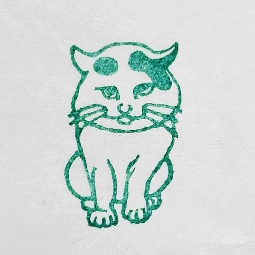 Kachimo Yoshimatsuさんのインスタグラム写真 - (Kachimo YoshimatsuInstagram)「岩崎美那子さんが以前に彫ってくれたナナクロハンコ。 #うちの猫ら #ナナクロの絵 #nanakuro #ナナクロ #猫 #ねこ #cat #ネコ #catstagram #ネコ部 http://kachimo.exblog.jp」7月16日 17時29分 - kachimo