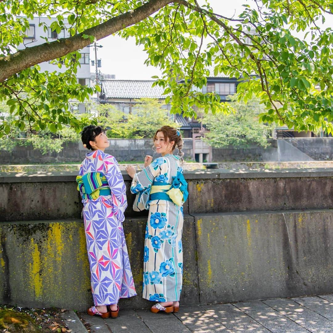 金沢着物レンタルshop心結〜kokoyui〜のインスタグラム：「今年はお祭りや花火などイベントが少ないですが、、  こんな時こそ！ 浴衣でぶらぶらお出かけいかがですか😊❔  気分も変わって楽しい1日を過ごせそう💕  #金沢観光 #金沢着物 #金沢ランチ #金沢グルメ #撮影 #兼六園 #東茶屋街 #21世紀美術館 #着物ヘア #ヘアセット #和服 #着物 #レトロ着物 #アンティーク着物 #着物女子 #着物コーディネート#きもの  #kimono #kimonorental #kimonostyle #kimonogirl #japanesekimono #和服體驗  -----*----*------*-----*----*-------- @kokoyui_kimono  ⚫︎金沢駅前 着物レンタル心結(ここゆい)  ⚫︎営業時間 : 9:00〜18:00 ⚫︎address : 金沢市本町1-3-39 ⚫︎tell : 076-221-7799 ⚫︎金沢駅から徒歩5分  ⚫︎コインパーキング補助  @kokoyui_furisode #成人式 #卒業式 #振袖 #結婚式 @kokoyui753 #お宮参り#七五三」