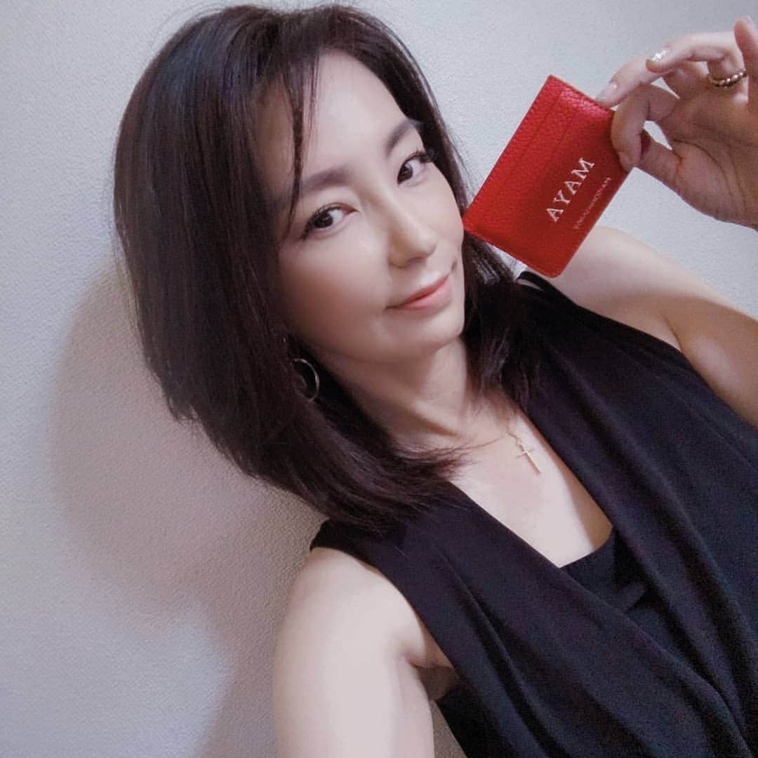 真山景子のインスタグラム：「最近のBAGの中の小物は気づいたら全部赤だった❤お財布は小さくなったし現金はほぼ持ち歩かなくなり、携帯とカードで済んじゃうよね🤭BAGが小さくなって女子には嬉しい💖 名前も入れれるカードケースは @maisondesabre だよ😍😍 カードケース、三つ折りミニ財布、携帯カバー❤赤が気分みたい🤭」