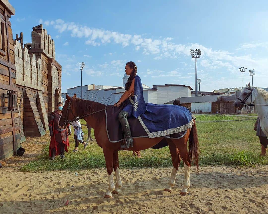 ジョージア・メイ・フットのインスタグラム：「How i get about these days.... 🥰🐎 @outpostseries @thecw」