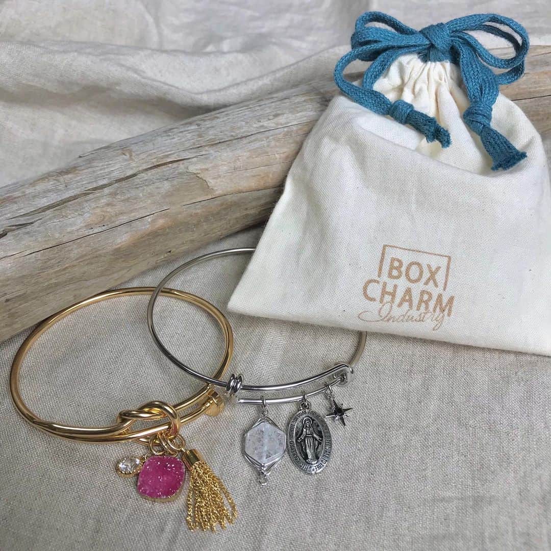BOX CHARM Industryのインスタグラム：「《ワークショップのお知らせ》 . 7月最後のワークショップです🔨 オリジナルのバングルとバックチャームを一緒に作りませんか？ . オンラインストアでご予約受付中です！ 予約状況により当日飛び入り参加もOK🙆‍♀️ 13:30までに会場にお越しください！！ . . . 日時：7月18日（土）13:30-15:00 会場：SPG道玄坂2 参加費：4,500円（税込） ＊当日現金払いのみ . 詳しくはオンラインストアでご確認ください！！ @boxcharmindustry . .  #boxcharmindustry #boxcharm #handmade #accessory #handmadeaccessory  #ボックスチャームインダストリー #ボックスチャーム #ハンドメイド #アクセサリー #ハンドメイドアクセサリー #ワークショップ #バングル #キーホルダー #バックチャーム#体験教室 #ハンドメイド教室 #渋谷 #公式オンラインショップ #NEWオープン #手作り#オリジナルアクセサリー」