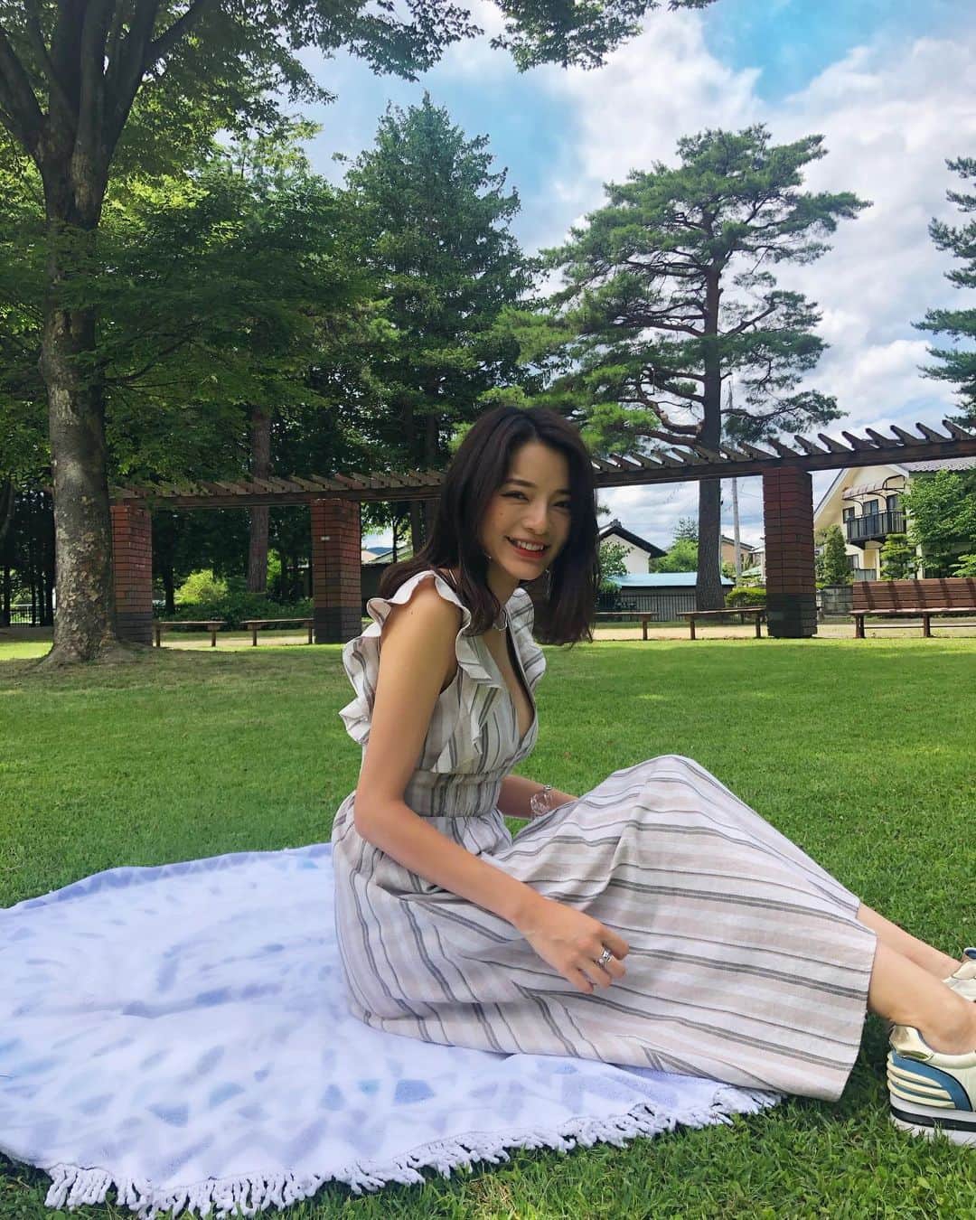 野澤麗花のインスタグラム：「今日は久しぶりに晴れたので、洗濯物を干して、ちょっとだけ公園デートしました✌︎ . 👗: @to_the_sea_hawaii  📷: @taka_brew  . #totheseahawaii  #resortnista」