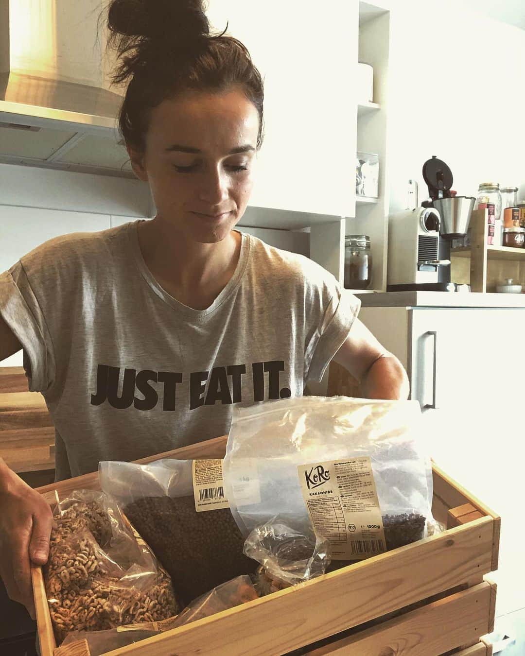 Lina Magullのインスタグラム：「Packe packe Kiste. 🧳🥜🌰🍴#immeraufvorrat #koro #qualitätundquantität #essen #codeMAGULL @koro_de」
