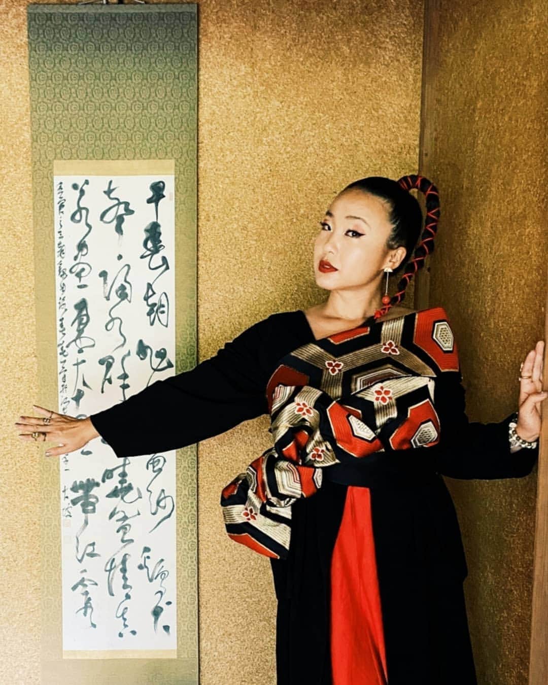 COMA-CHIのインスタグラム：「#japanoia  憂国2020  Styling&photo by @melodijah  #kimono #japanesefashion  #asianbeauty  #japan #ネオ和装 #obi」