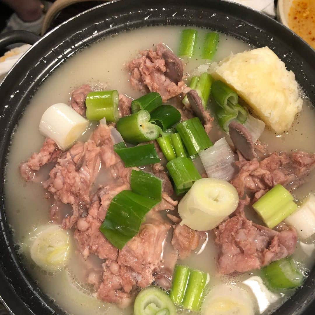 ヨネスケさんのインスタグラム写真 - (ヨネスケInstagram)「じゃがいも鍋、白スープ。赤より辛くなく食べやすい。#じゃがいも鍋#カムジャタン鍋」7月16日 17時38分 - yonesuke5656