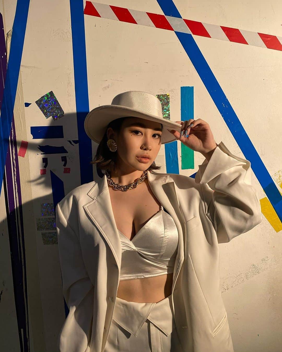 パク・ジミン のインスタグラム：「AUG WITH  @singlesmagazine FRSH BLING WITH @tooth.fairy_seoul」