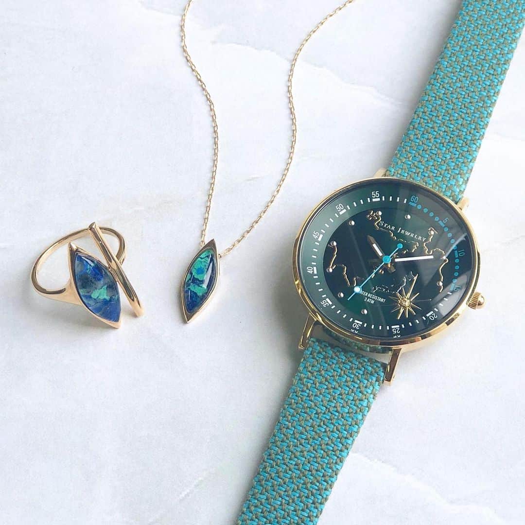 のインスタグラム：「【THE EARTH WATCH】 3色のケースと5色のストラップからお好きな組み合わせを選べる限定ウォッチはパワー溢れるEARTHがモチーフ。 カラフルなベルトは地球に優しい再生繊維"リサイクルペットファィバー"で出来たサステナブルなウォッチです。 ・ ・ 《GOLD×EARTH GREEN》 今季注目カラーのグリーンはアースカラーのファッションとの相性も抜群。 シャープなマーキス型のアズルマラカイトを組み合わせてコーディネイトのアクセントに。 ・ ・ ・ #starjewelry #スタージュエリー #theearthwatch #watch #時計 #earth #sustainable  #malachite #green  #ring #リング #necklace #ネックレス #jewelry #夏コーデ」