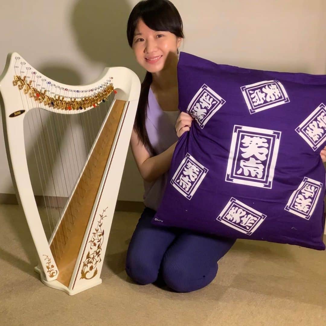 のインスタグラム：「#撮影衣装 #撮影秘話　 I photographed with the Japanese traditional cusion and fan. It is used at #rakugo comedy stage. 今回の小道具は… #笑点 #落語 #座布団 と #扇子 座布団はテレビ局が販売している 正式グッズ♫ 可愛いコラボ動画で応募してくれた @mikako.harp  みかこちゃんに 座布団プレゼント🎁で郵送させて いただきます❣️ （うちインテリア洋風だから使えない…😅） #amazonに何でも売ってる 👏 #紫カラーの座布団は高貴な地位の人が使うらしい #右手弾くと扇子パタパタのリズム崩れちゃって1時間撮り直し…💦 #本当は最後に拍手喝采の効果音入れたかったけど編集のしかたがわからない…💦 使用楽器 #aoyama #saulharp #25strings  #ハープ #音楽 #松岡みやび #ミヤビメソード #心理学 #癒し  #harp #music #miyabimatsuoka #harpistlife #healing」