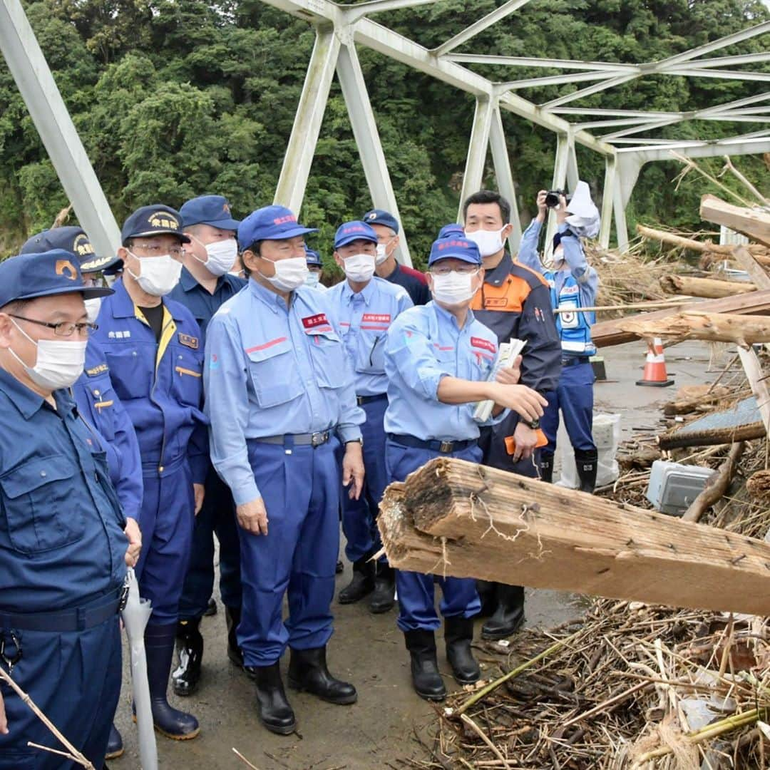 公明党さんのインスタグラム写真 - (公明党Instagram)「﻿ ﻿ 道路復旧、住宅再建に総力﻿ ﻿ 豪雨災害　球磨村、人吉市など調査﻿ 赤羽国交相らが熊本の被災地へ﻿ ﻿ 　赤羽一嘉国土交通相（公明党）は１５日、熊本県南部を襲った豪雨で甚大な被害が出た球磨村と人吉、八代両市を訪れ、被災状況を調査するとともに蒲島郁夫知事や各市村の首長らと意見交換した。公明党「令和２年７月豪雨」災害対策本部の江田康幸本部長代理（衆院議員）と同熊本県本部の城下広作代表（県議）ら県議や地元市議が同行した。﻿ ﻿ 　球磨村渡地区に入った赤羽国交相は、球磨川の氾濫で流出したＪＲ肥薩線の鉄橋や、水没した国道２１９号などを視察した。その後、松谷浩一村長と懇談。松谷村長は、村内で死者２４人・行方不明者１人を出すなど深刻な被害状況を説明。その上で「村内外に避難した約４００人を少しでも早く自宅に帰してあげたい思いだ」と述べ、インフラ復旧と住宅の再建を早期に行うよう求めた。﻿ ﻿ 　次いで赤羽氏は、壊滅的被害に見舞われた人吉市に入り、松岡隼人市長と共に、市内約１万５５００世帯の３割が浸水した街や落橋した西瀬橋などを調査した。その後、人吉温泉観光協会（北昌二郎代表理事）やバス事業者などと懇談し窮状を聴いた。﻿ ﻿ 　さらに一行は八代市内で蒲島知事らと意見交換した。蒲島知事は今回の被害について「熊本地震対応の後、コロナで痛んでいた時に起きた三重苦だ。復旧、生活再建などへの全面的な支援を願いたい」と訴えた。﻿ ﻿ 　赤羽氏は「一日も早い復旧復興へ政府全体で総力を挙げ取り組む」と力説した。﻿ ﻿ （2020/7/16日付　公明新聞記事📝）﻿ ﻿ #赤羽一嘉﻿ #豪雨﻿ #防災減災﻿ #公明党﻿ #小さな声を聴く力﻿ #山口なつお﻿ #KOMEITO﻿ ﻿」7月16日 17時56分 - komei.jp