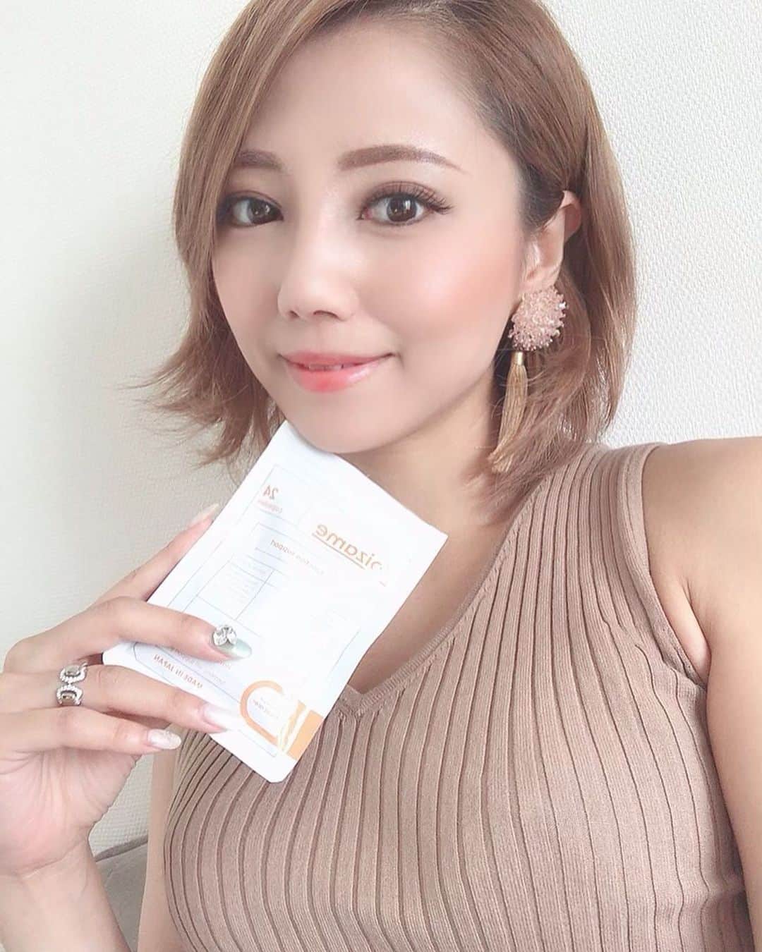のインスタグラム：「お酒好きな私に必須なサプリメント♡﻿ ﻿ 最近話題になっている、お酒やおつまみの﻿ メディアBANSHAKUが作った﻿ お酒対策サプリを試しました！﻿ 　﻿ ﻿ ほぼ毎日お酒を飲む私ですが・・・ｗ﻿ やっぱり年齢と共にお酒が次の日に﻿ 残るようになって何かないかなー？﻿ ﻿ 　﻿ と思っていたところに﻿ このサプリメントを知って試してみたよ♡　﻿ ﻿ ﻿ なんだか6種類のウコンが入ってる﻿ 珍しいサプリなんだって！﻿ 飲んでみたけど翌朝スッキリ！﻿ 　﻿ ﻿ ウコンとかってさオジサンのイメージだけど笑﻿ このパッケージはシンプルでとてもウコンの﻿ サプリメントが入ってるとは思わない！﻿ 　﻿ ﻿ Yoizameを作った人はもともとお酒が﻿ 弱い自分の彼女のために作ったんだって！﻿ お酒を楽しみたい！次の日には残したくない！﻿ っていう方にお勧めなので試してみてね♡﻿ 　﻿ ﻿ すぐ買えるようにストーリーにも﻿ アップしておきますね💞﻿ ﻿ ＠banshaku.shop﻿ ﻿ 　﻿ ﻿ #yoizameのある生活 #yoizame #二日酔い対策 #ハングオーバーのない生活﻿ #美容 #スキンケア #美容好き #コスメ ﻿ #美容情報#アラフォーコーデ#美容#起業女子#セレクトショップ#ルルエトワール#ファッション#おしゃれワンピ#リゾートワンピ#女性経営者#コロナに負けるな#起業家#インフルエンサー#アンチエイジング#綺麗になりたい#ビール#お酒好き#お酒好きと繋がりたい#pr﻿ ﻿ https://luluetoile.thebase.in/」