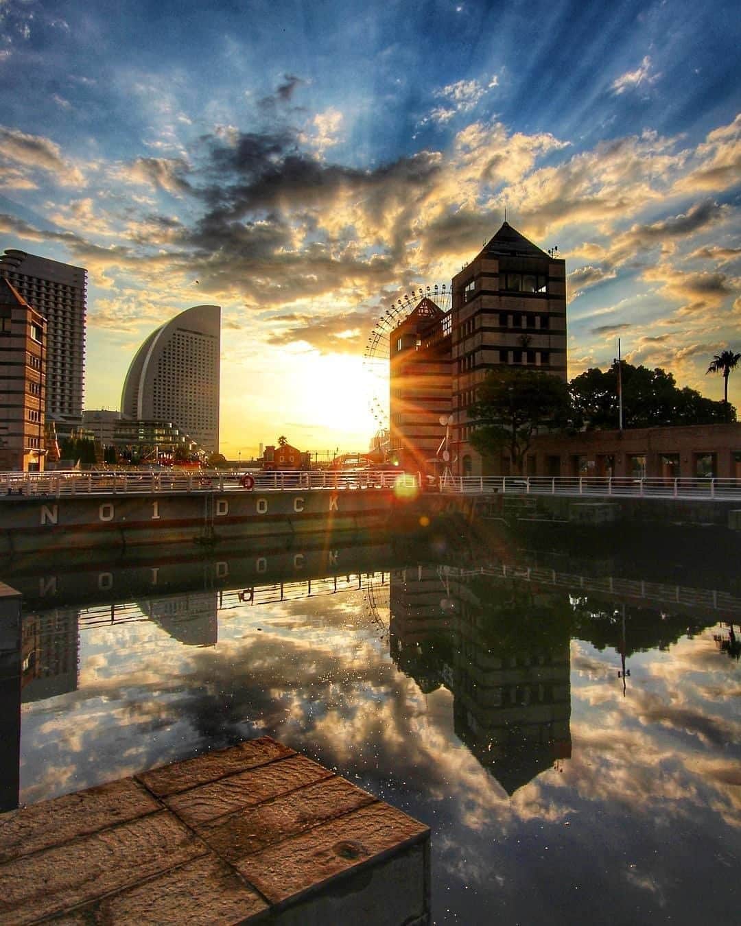 のインスタグラム：「The beautifully shining down on Nippon Maru Memorial Park. Photo: @yokoo2104 #myyokohama   #yokohama #darlingescapes #beautifuldestinations #artofvisuals #somewheremagazine #discoverglobe #travelawesome #passionpassport #lovejapan #explorejapan #japanlife #japanfocus #japan_vacations #japanrevealed #よこはま #ヨコハマ #横浜」