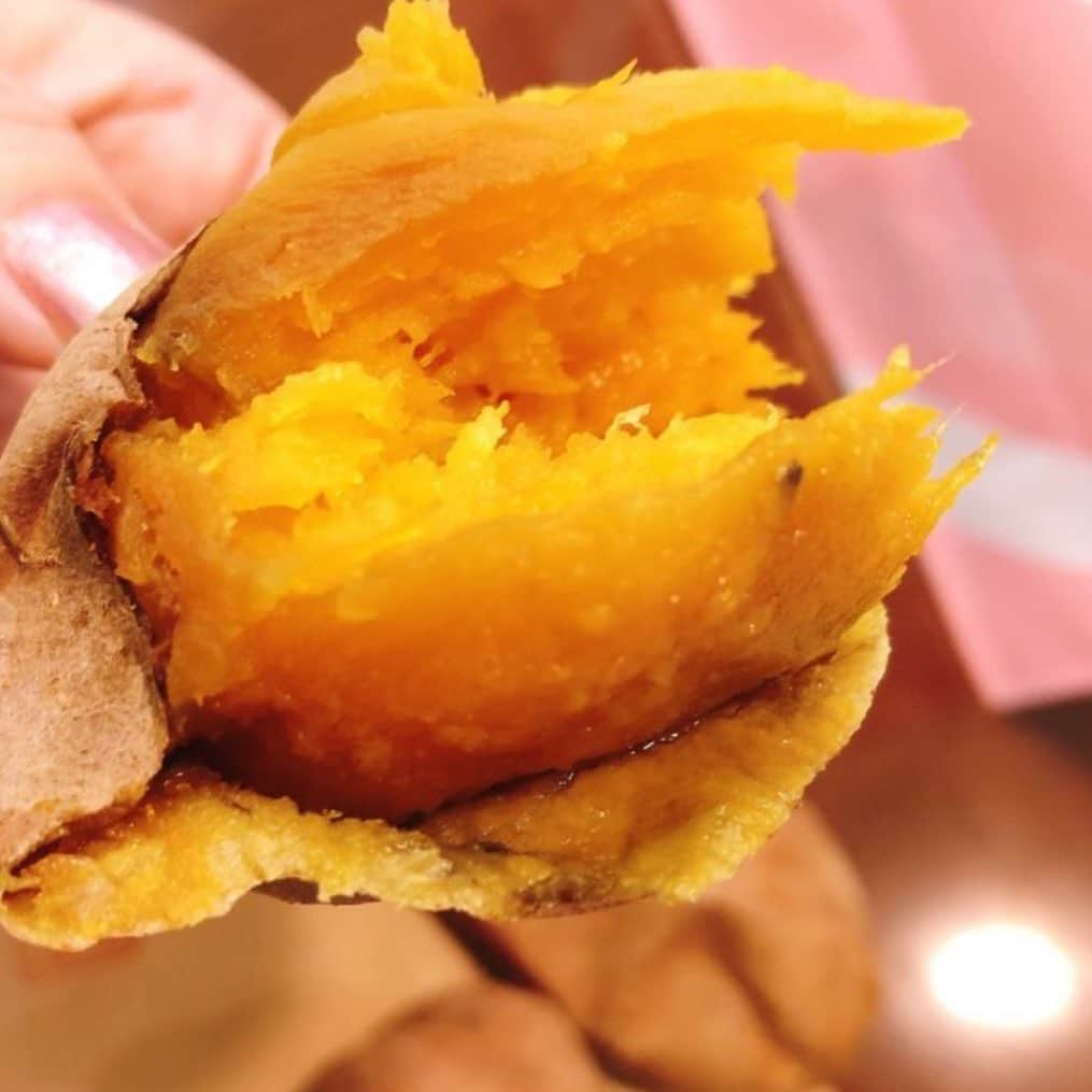 里井真由美さんのインスタグラム写真 - (里井真由美Instagram)「#icecream #sweetpotato  #japanese #stayhomeicecream  本家❗️「種子島 熊野農園 安納芋 焼き芋」の アイスクリームでございます〜❗️🍠 @stayhomeicecream  @u.chou.ten  ・ ・ 安納芋感がすごいの！おいしい。 冷たいのに「安納芋の甘み旨み」が感じられるんです🍠😊 ・ ・ トップ画像〜3枚め) 冷凍で届きますが、 個人的には「冷蔵庫で30分くらい解凍」し ほんのりクリーミーに食べるのが好み💕 ・ ・ 冷凍庫からいきなり常温に置くより、なめらかで甘みも体感できるかと♡ ・ ・ ちなみに。 以前、テレビ番組出演のお仕事で 「アイスクリームの食べ頃は？」をテーマに、様々なアイスクリームを科学的な分析も踏まえ実証体験した事があるので、自信ありです。笑😎✨ ・ ・ 焼き芋画像は、以前、東京で開催された催事で食べた熊野農園さんの安納芋 焼き芋〜🍠おいしかったなぁ♡ ・ ・ 安納芋アイスクリームはお取り寄せできます！ ぜひ熊野農園さんの安納芋のおいしさを体感してみて〜🙏🍠❤️ ・ ・ ご紹介頂いた スイーツ番長ありがとうございます✨🙏✨ @sweetsbanchou  ・ ・ #種子島熊野農園 #熊野農園 #熊野農園安納芋 #安納芋アイス#モンブランの世界#モンブラン#里井真由美#衣替えモンブラン#japan#Gâteauauxmarrons#零食#さといいね#스위트#ありが糖運動#まゆログ#甜食#着物#kimono#kimonostyle#fromgram#Chestnutcake#밤케이크#フードジャーナリスト里井真由美#断面モンブラン#蛋糕#断面フェチ」7月16日 18時01分 - mayumi.satoi