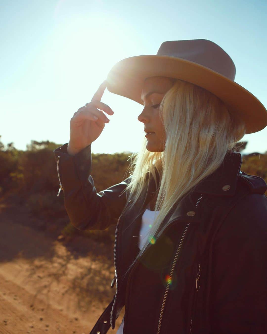 フェリシティー・パルマティアーのインスタグラム：「Surfer or cowgirl? @loveinmargs」