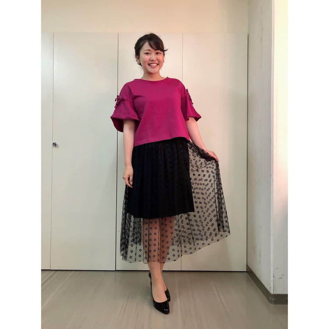 宇田川紗稚のインスタグラム：「.最近の衣装たちです💁‍♀️﻿ ﻿ 今年の夏は、チュールスカートが流行るのかな？かな🤔？﻿ ﻿ 1〜2枚目:袖のリボン🎀や、スカートの星☆が可愛かったです！﻿ ﻿ 3〜4枚目:足がどこまで透けているのか心許なくて確認しています😂2枚重ねになっているので、心配無用でした✌️﻿ ﻿ #あさトク #衣装 #今回はブレてません #チュールスカート #可愛い #セルフヘアアレンジ #夏はお団子しがち #ぺこり」